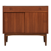 Cabinet danois des années 1960 en teck avec 1 tiroir et 2 portes coulissantes.