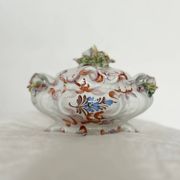 Soup tureen