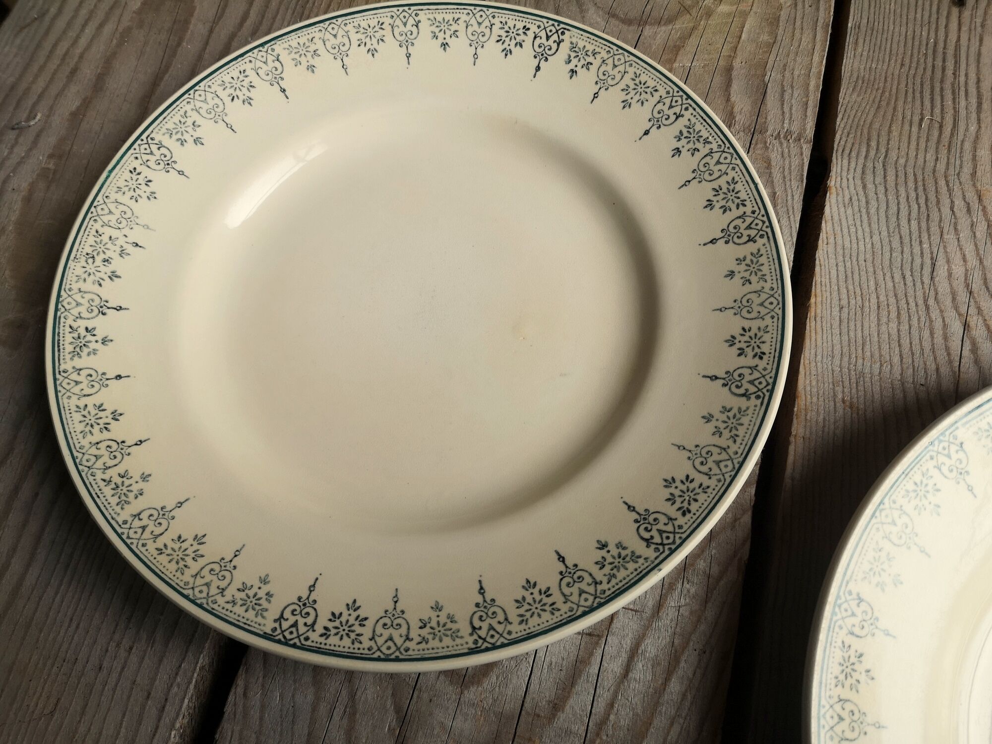 Lot of 5 old ceramic flat plates of Saint Amand green edry