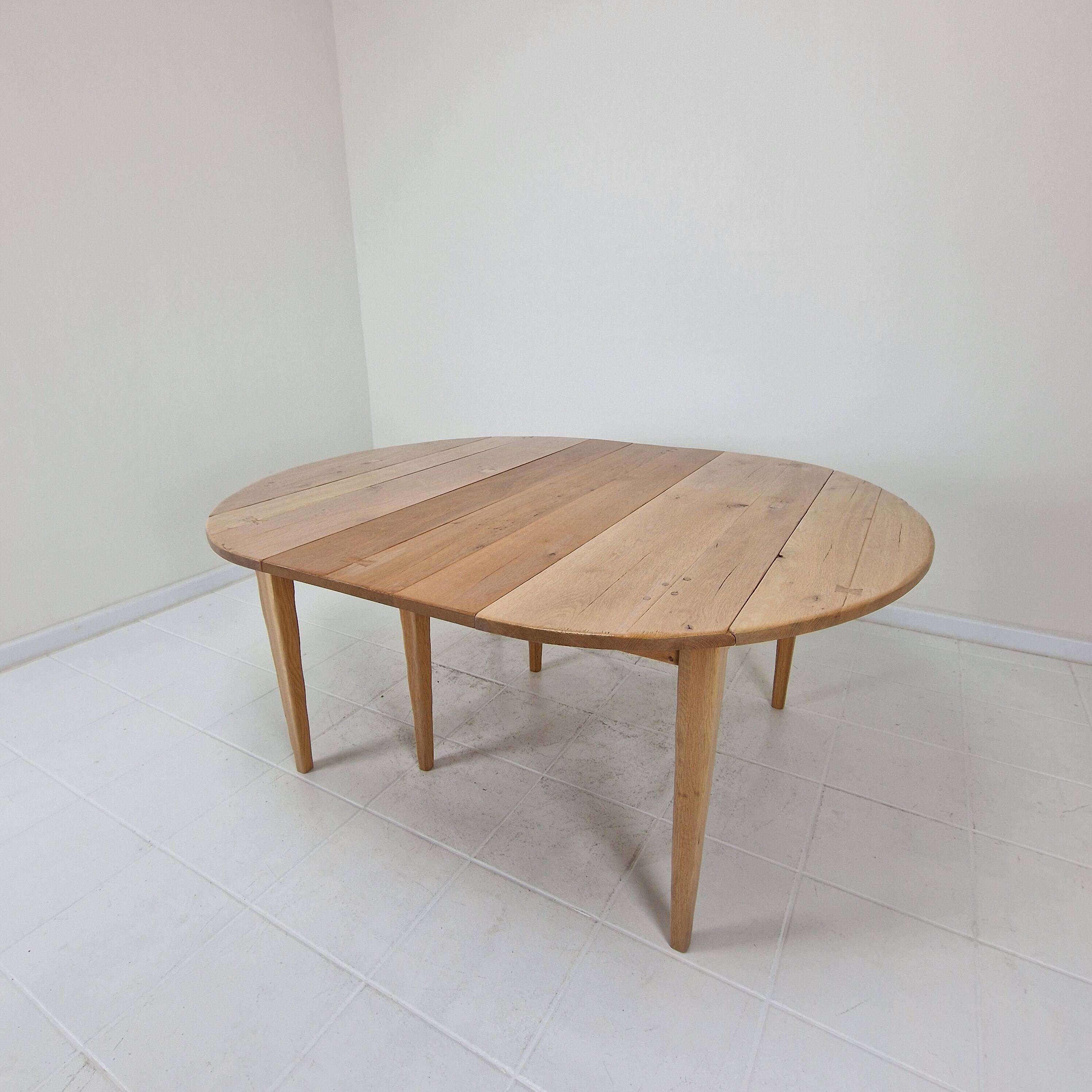 Extendable Solid Oak Dining Table with 2 Leaves