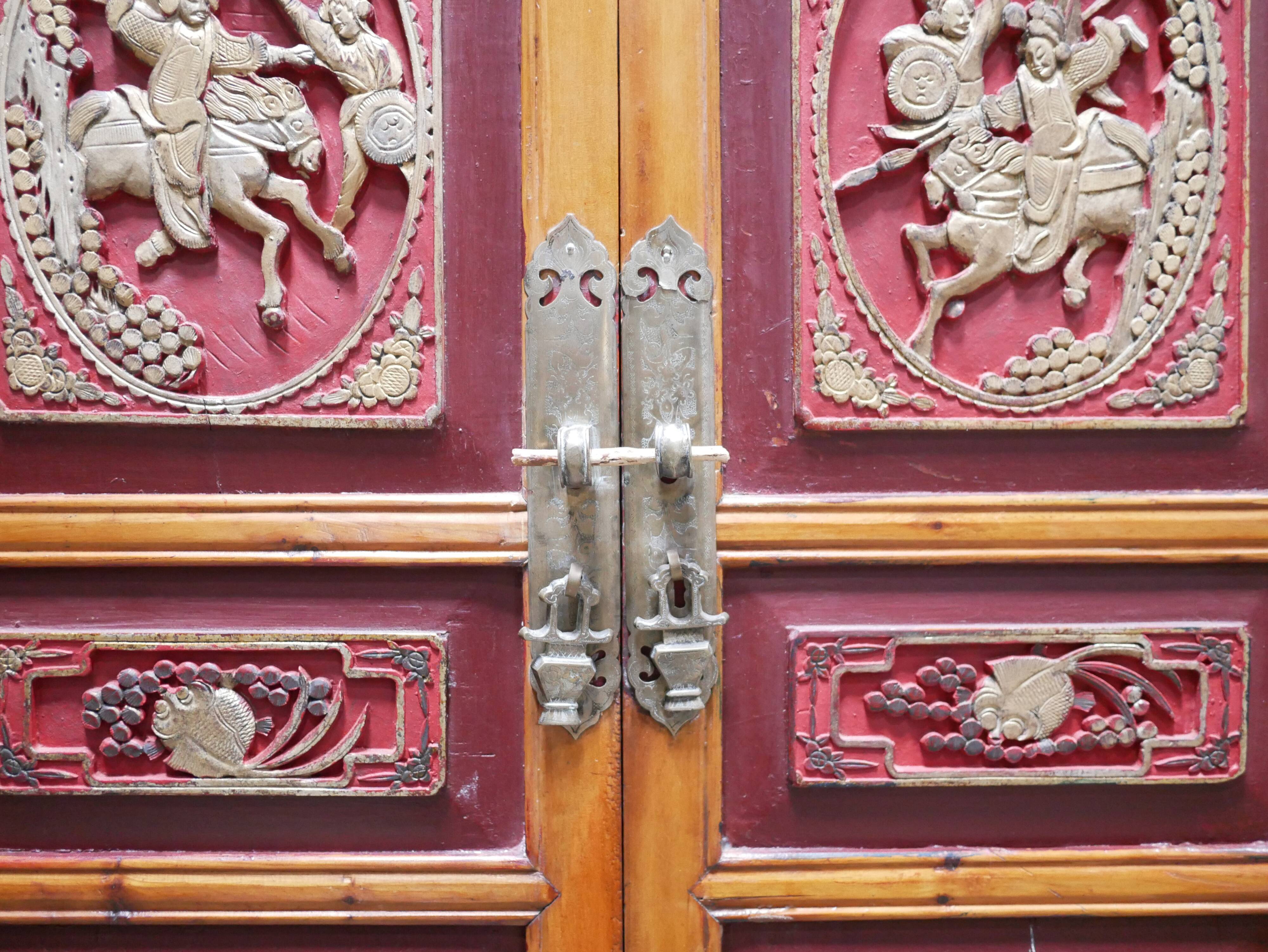 Armoire de mariage chinoise ancienne en orme sculpté et laqué – École de Ni
