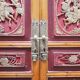 Armoire de mariage chinoise ancienne en orme sculpté et laqué – École de Ni