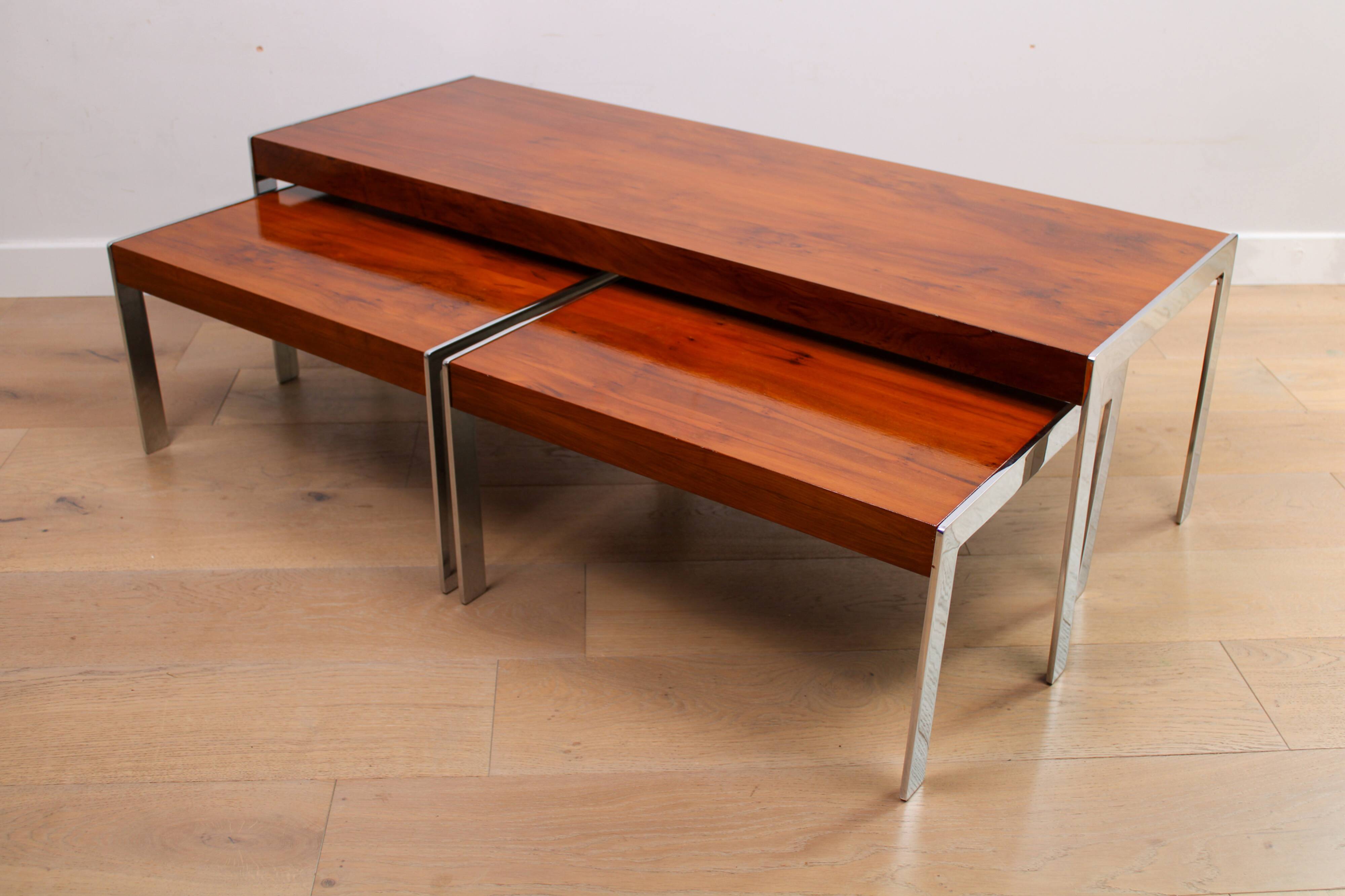 Un ensemble de tables de café gigognes vintage de milieu de siècle de Merrow Associates - If.