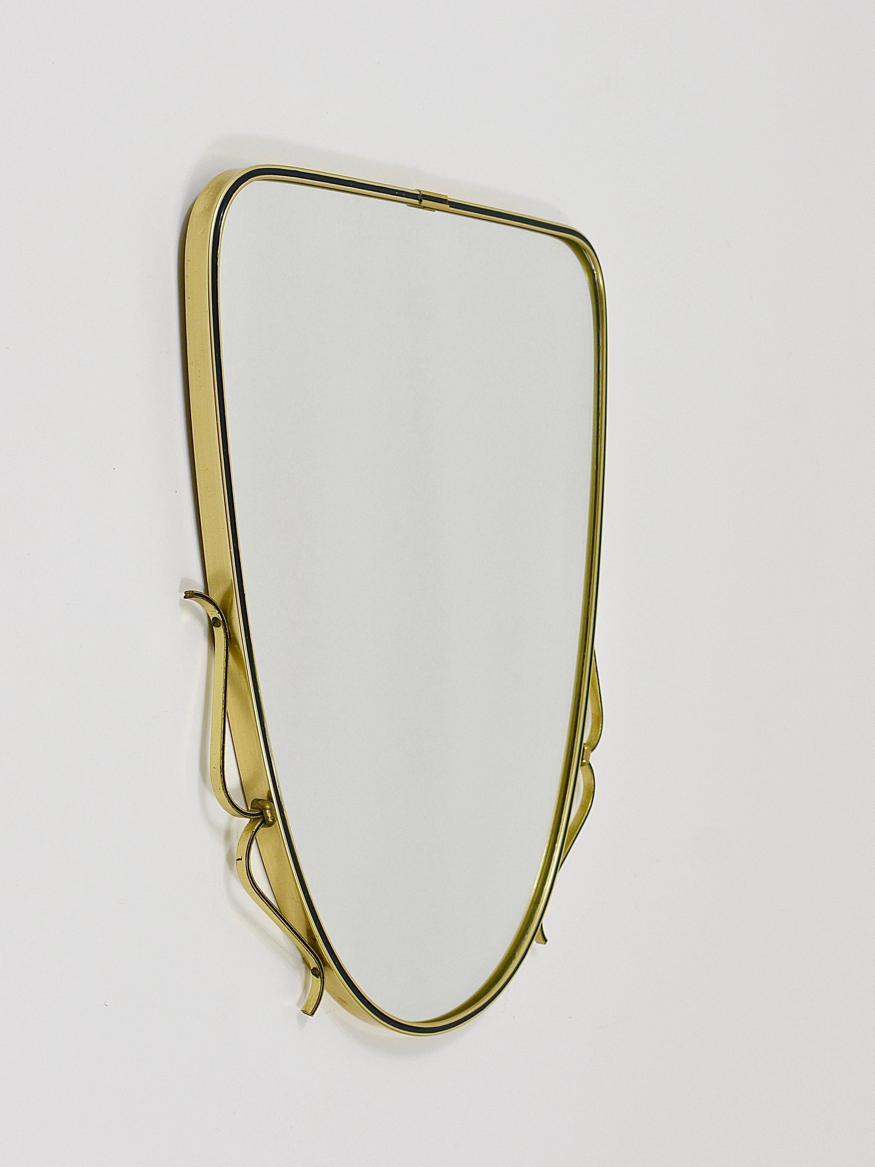 Elegant wall mirror in brass and black from the mid-century, Italy, 1950s.