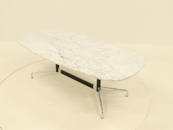 Table de salle à manger ovale segmentée Eames en marbre blanc et acier inoxydable