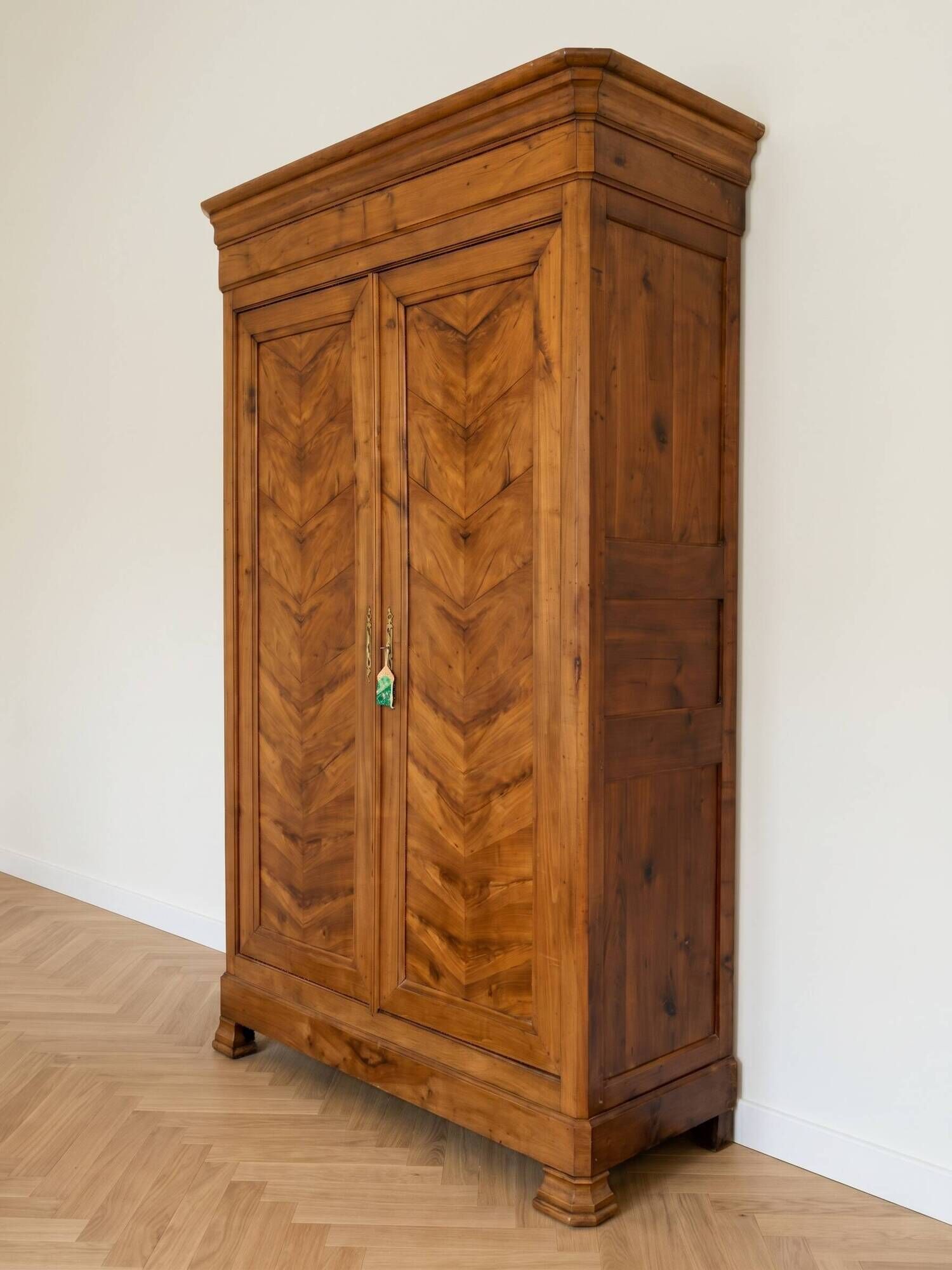 Armoire ancienne en noyer et placage papillon Ancien Bois