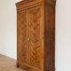 Armoire ancienne en noyer et placage papillon Ancien Bois