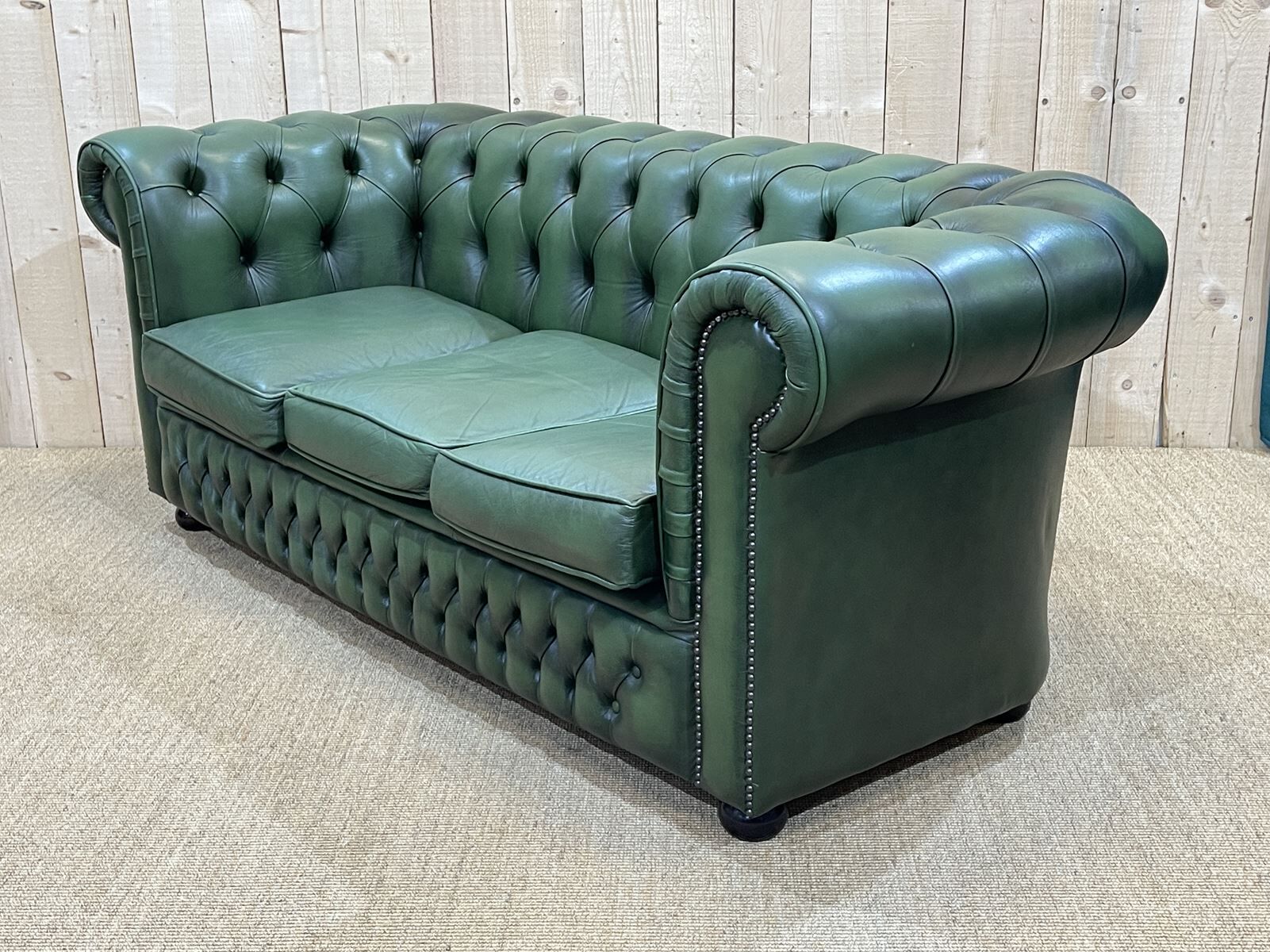 Chesterfield sofa in green leather 3 places from the 80s