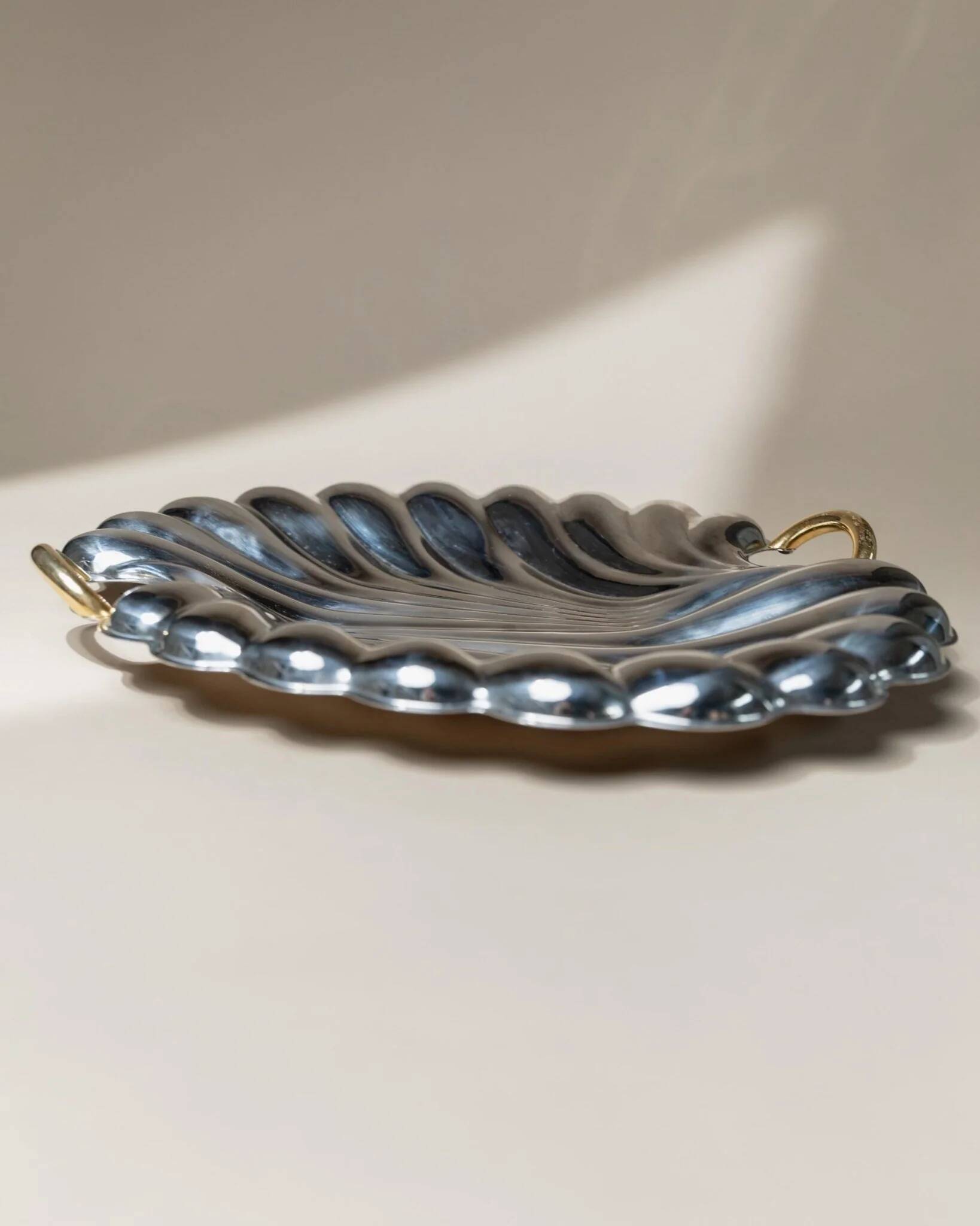 Plateau en acier inoxydable poli argenté en forme de coquillage avec poignées dorées, Becchetti Italie années 1980.
