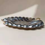 Plateau en acier inoxydable poli argenté en forme de coquillage avec poignées dorées, Becchetti Italie années 1980.