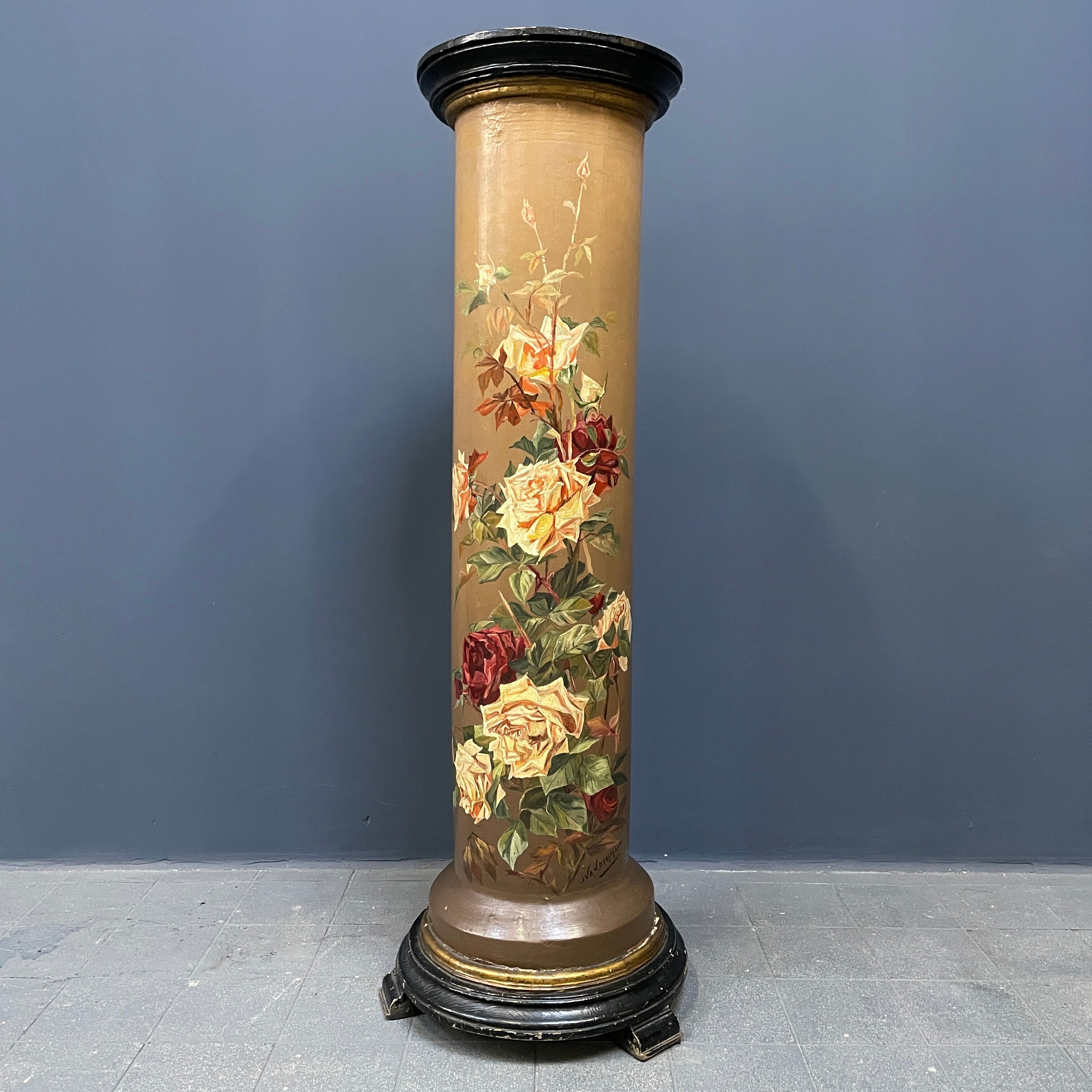Colonne antique peint avec des fleurs