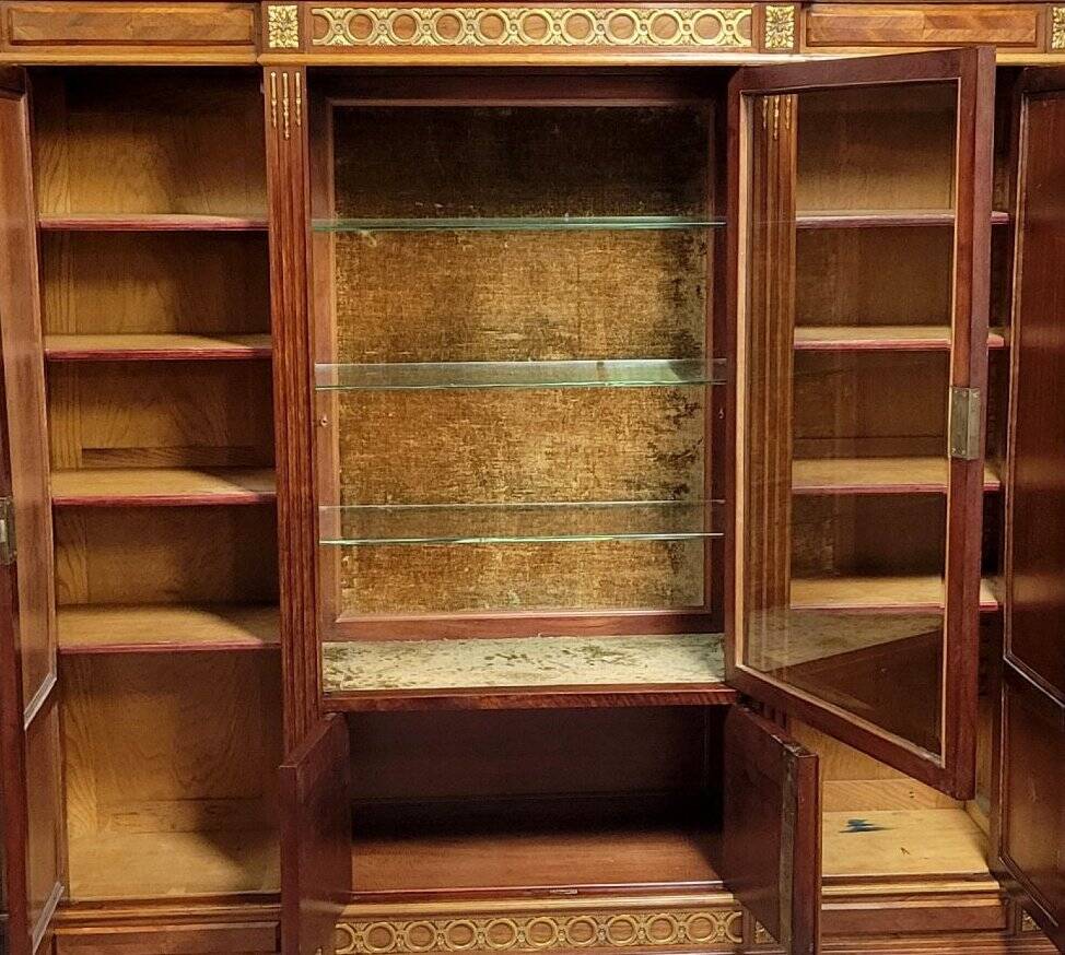 Important showcase library in fine wood and marquetry, stamped.