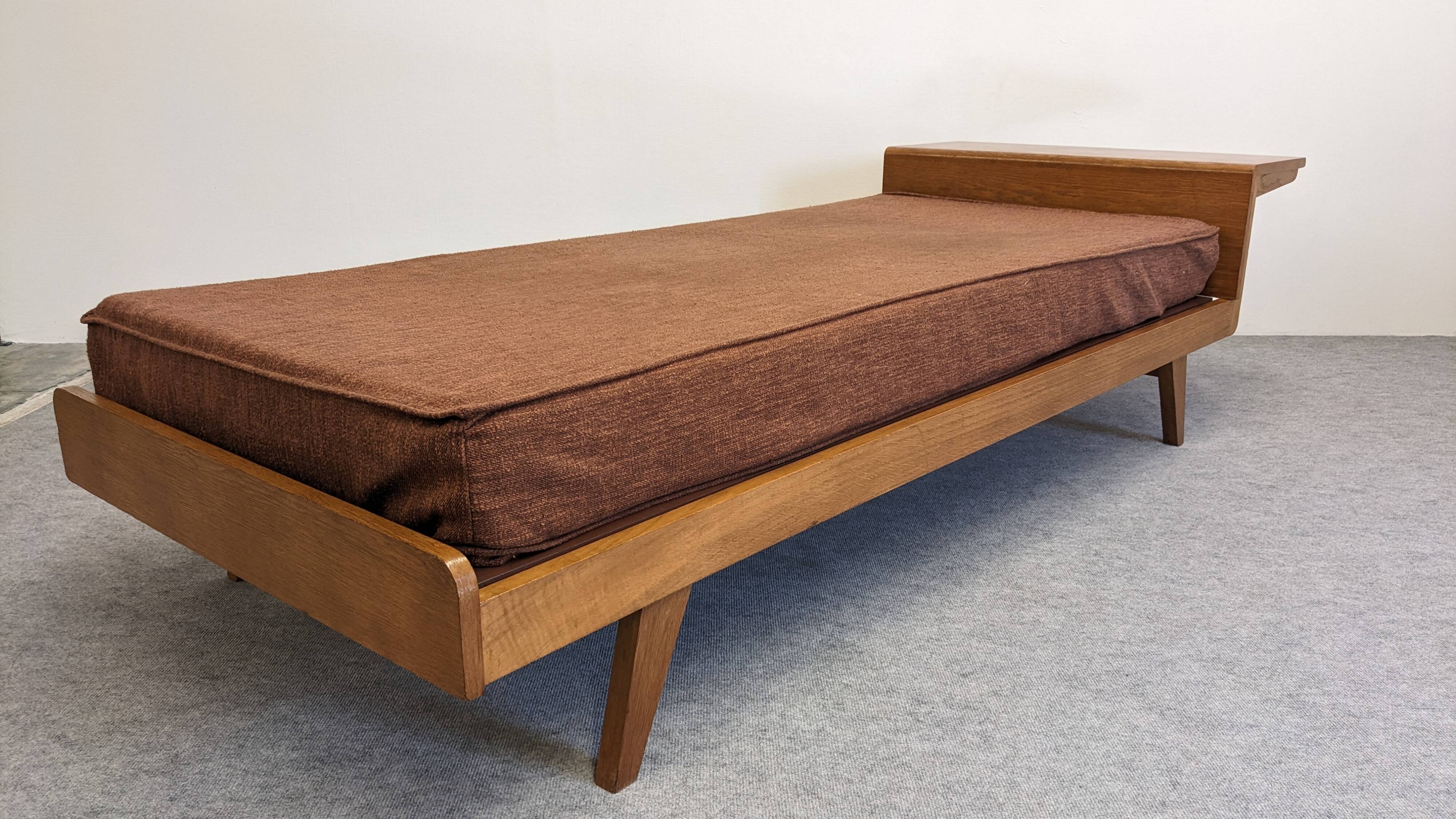 Daybed,  banquette ou lit de repos de style scandinave, France vers 1960