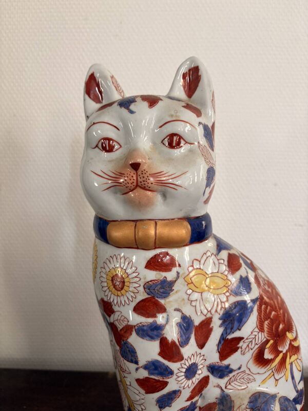 Sculpture chat famille verte en porcelaine de Chine décor pivoine, Japon