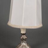 Lampe en argent ou métal argenté de style Louis XIV XIXe abat-jour blanc