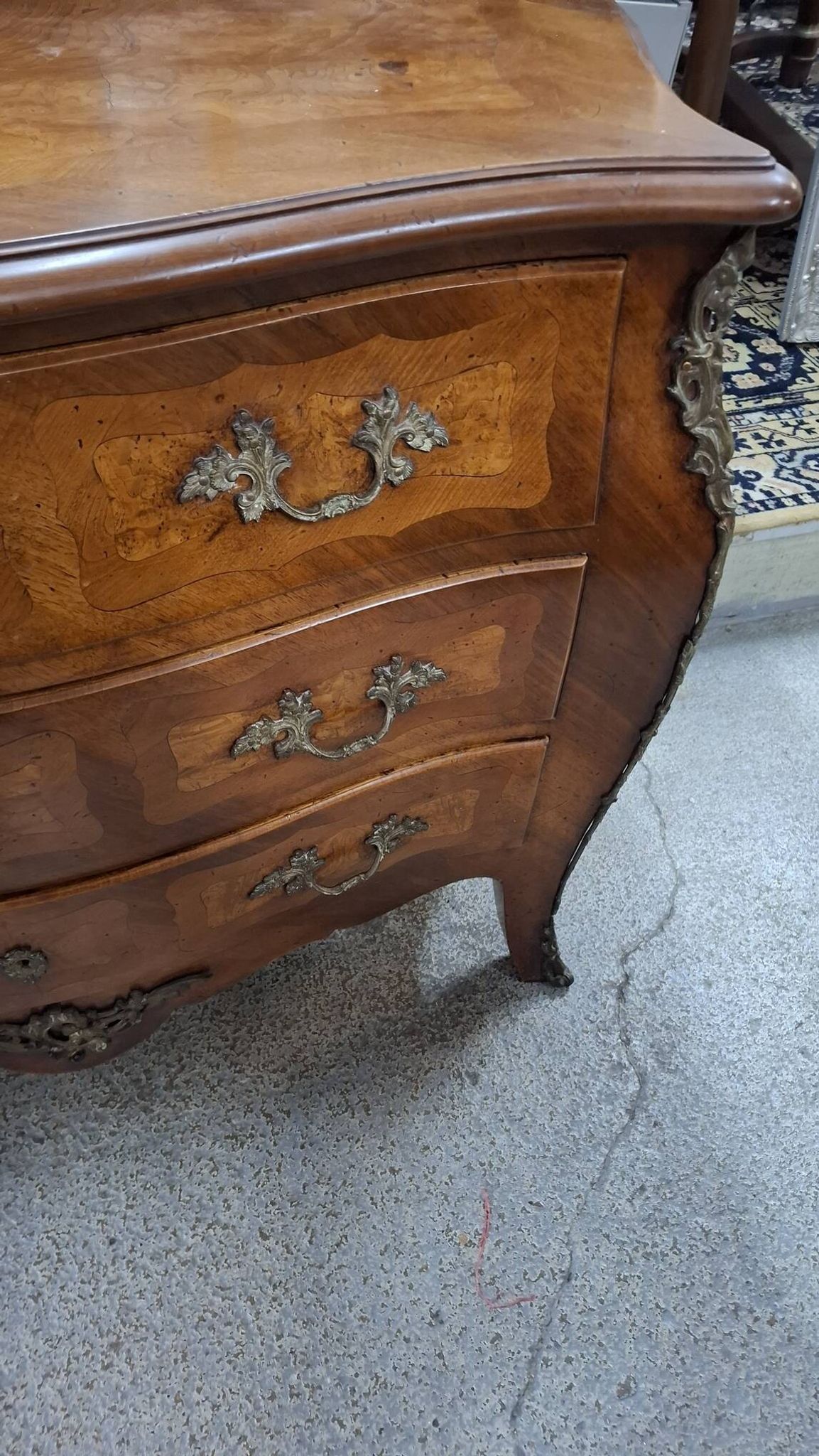 Commode de style louis xv en marqueterieflag
