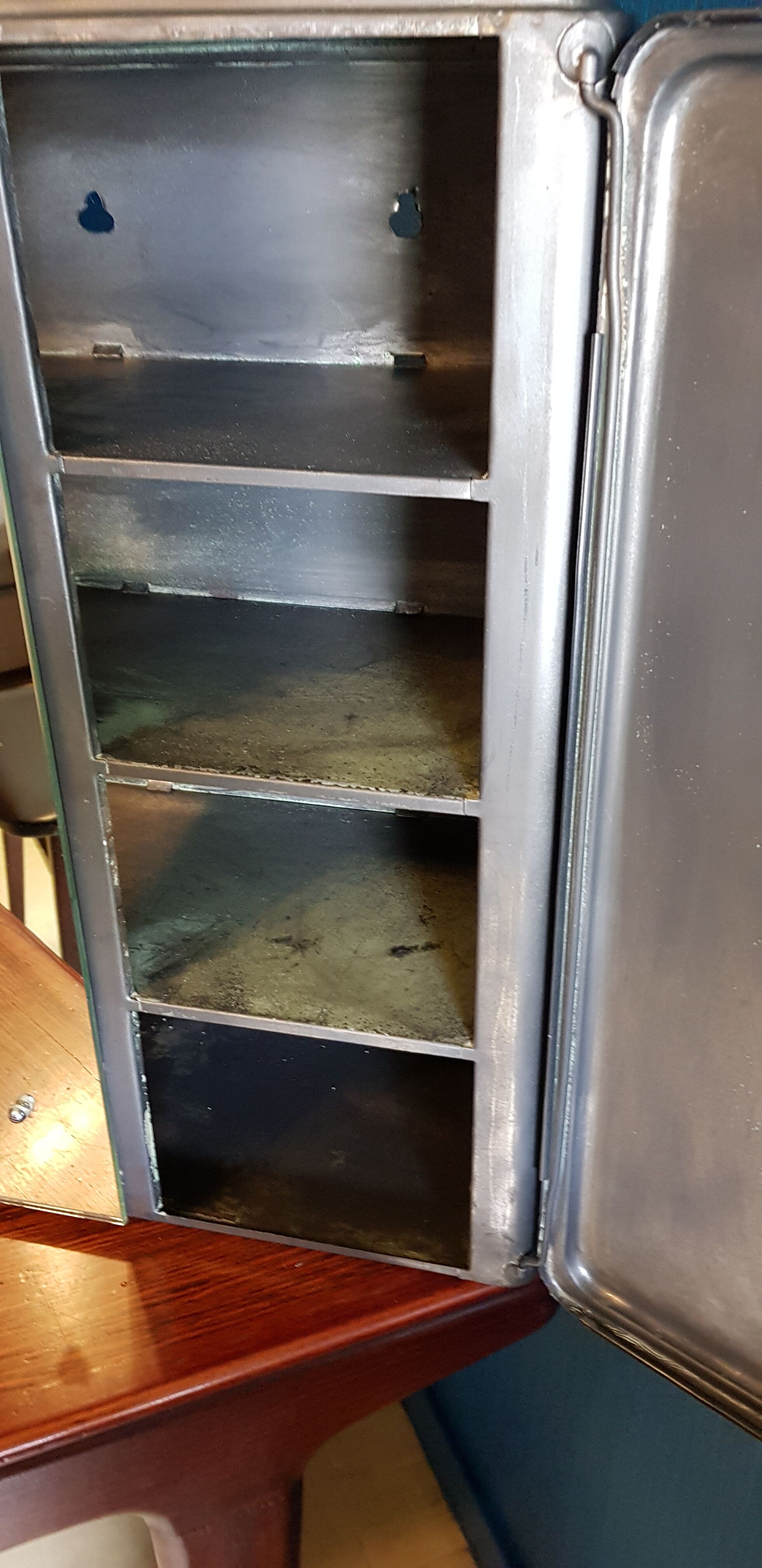 Medicine cabinet in waxed steel