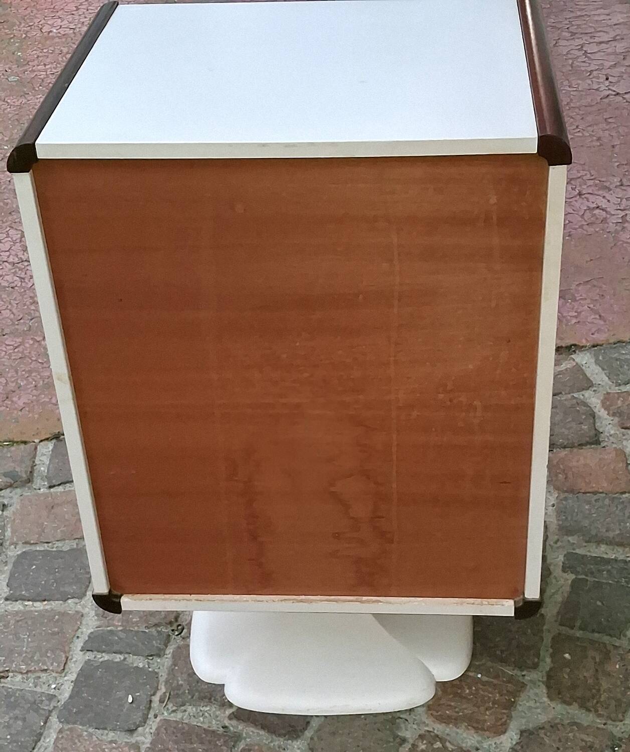 Tulip leg commode design, French manufacturing by Gautier.