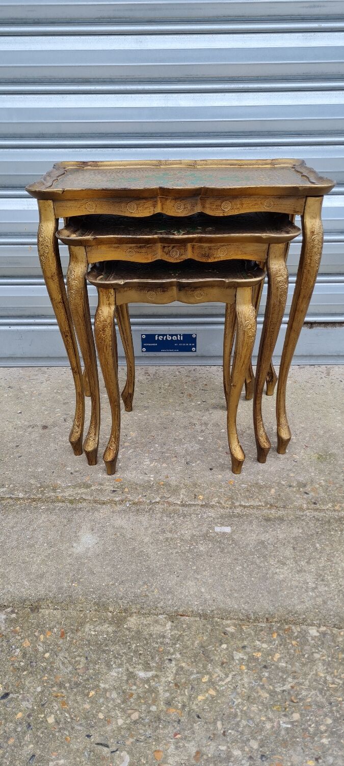 Venetian nesting table