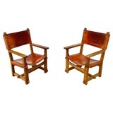 Paire de chaises de château brutalistes anciennes faites à la main en chêne et cuir cognac, années 1920.