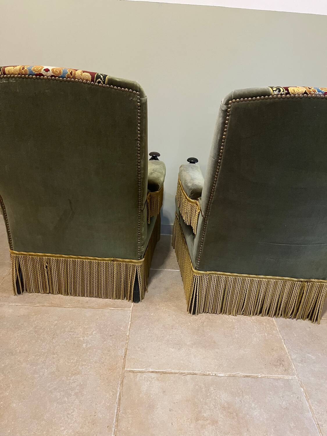 Paire de fauteuils en velours et tapisserie