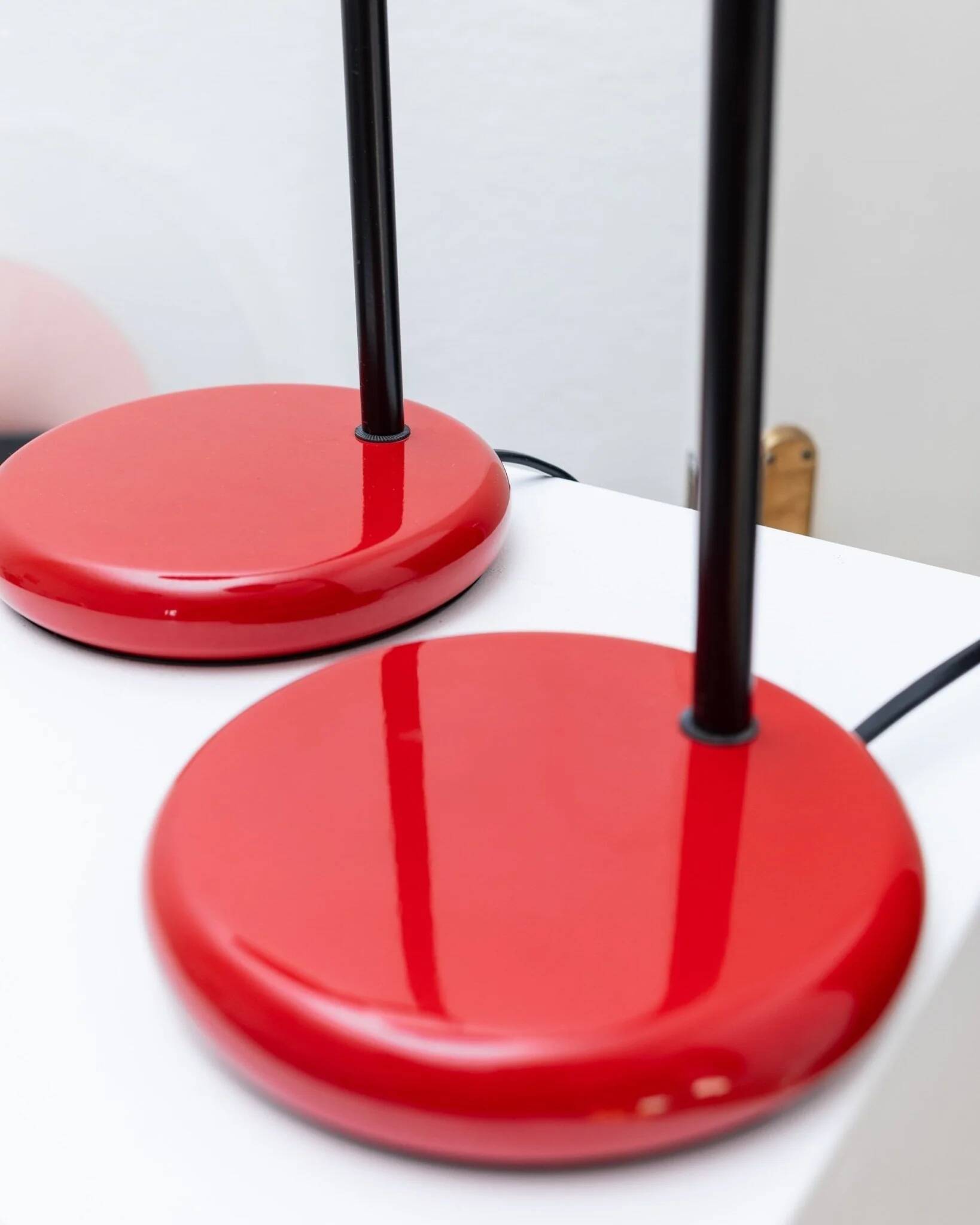 Set of 2 vintage red table lamps - postmodern Memphis design - Italy 1980s
