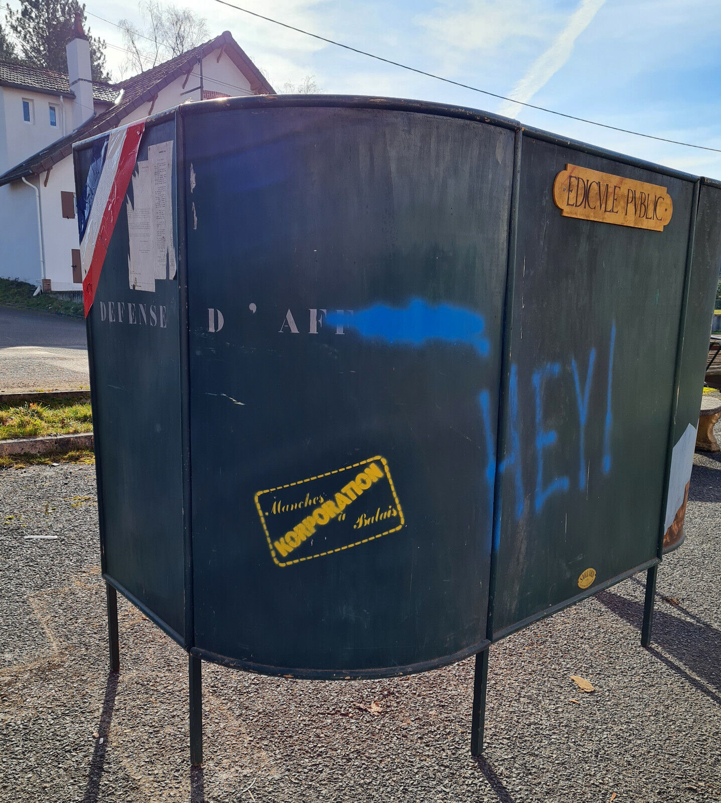 Public edicule made in sets for a former theater of Franche Comté