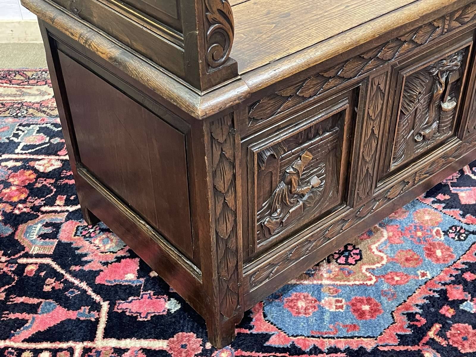 Breton bank chest from the early 20th century in oak and chestnut.