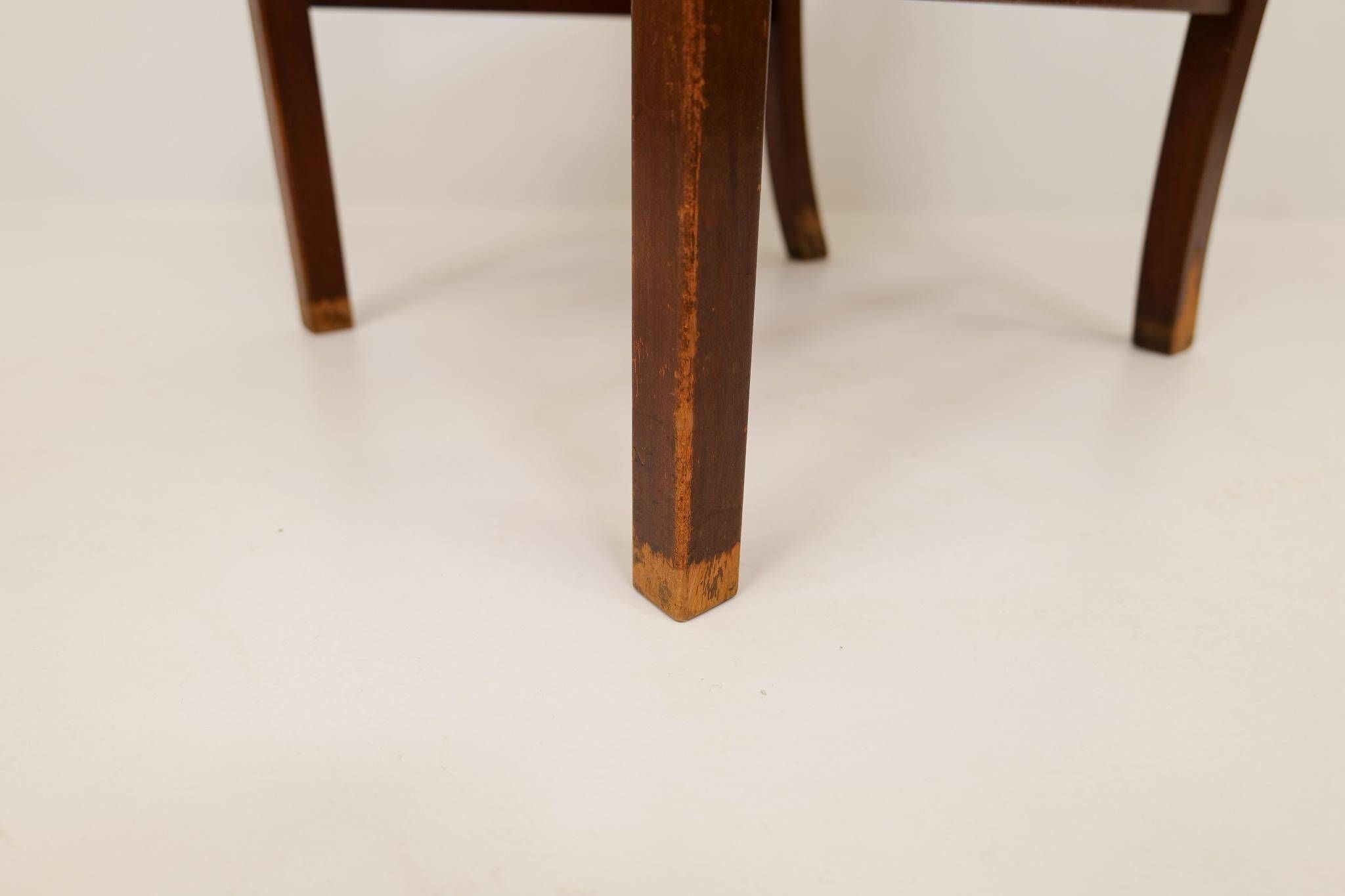 Fauteuil mi-siècle Ole Wanscher pour Fritz Hansen, hêtre teinté et cuir
