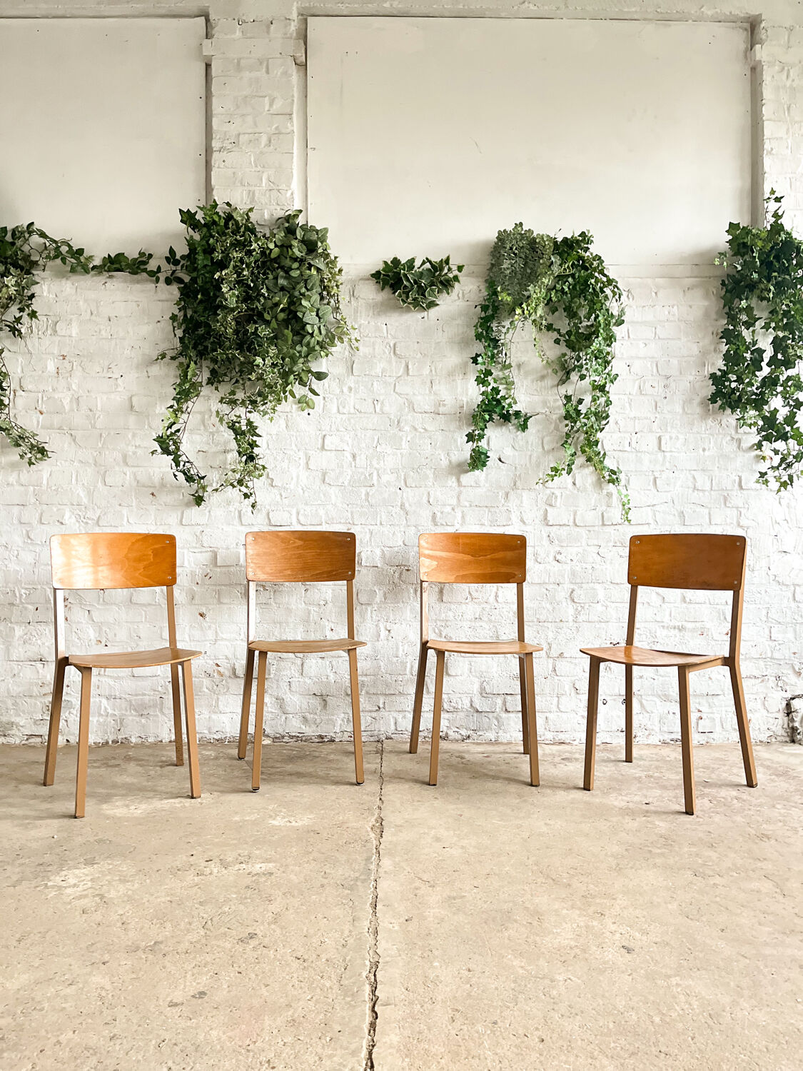 Série de 4 chaises d’école taille adulte