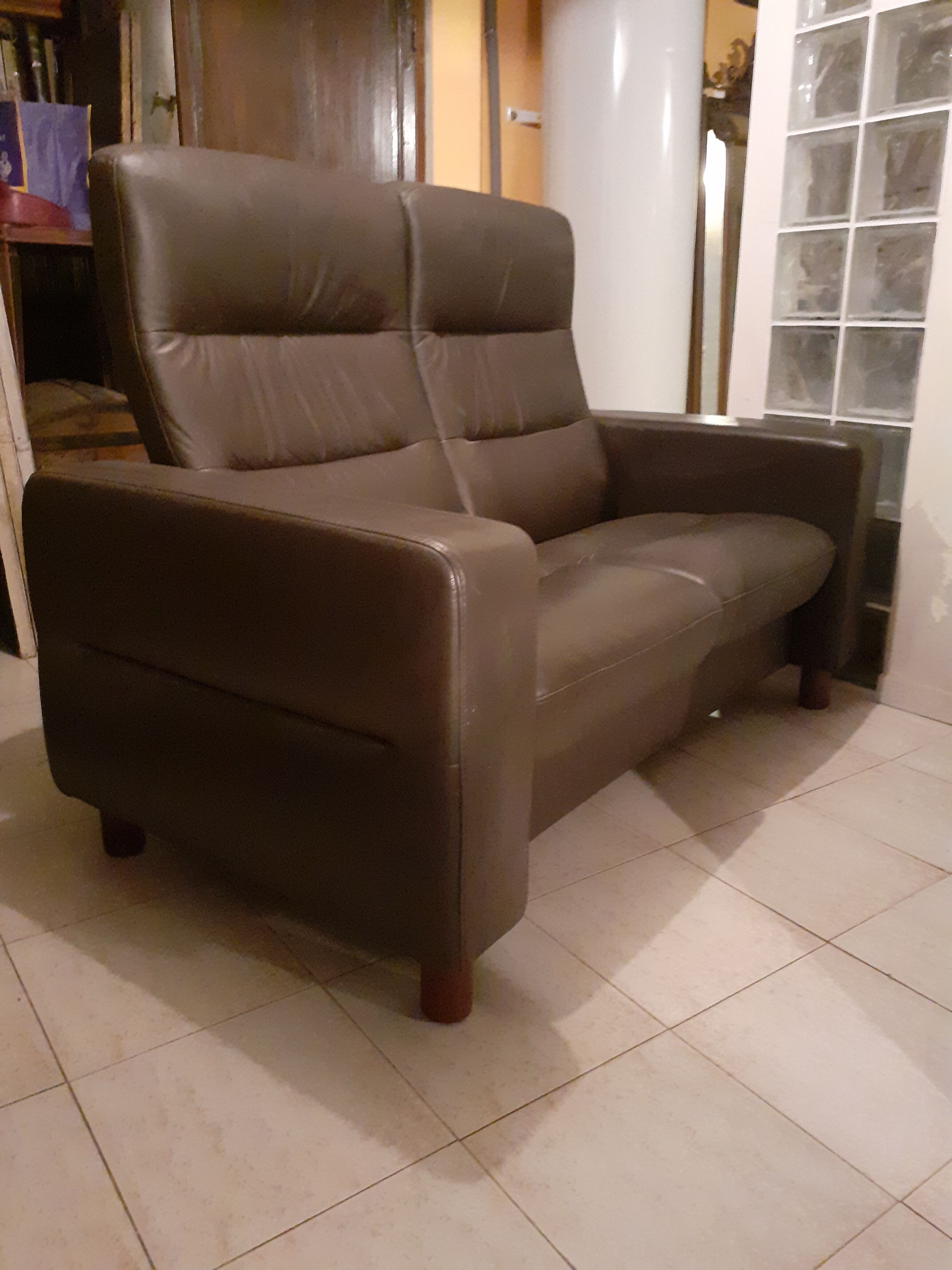 Canapé 2 places Stressless assise ultra confort, cuir Noblesse-Brown, canapé de grande qualité.