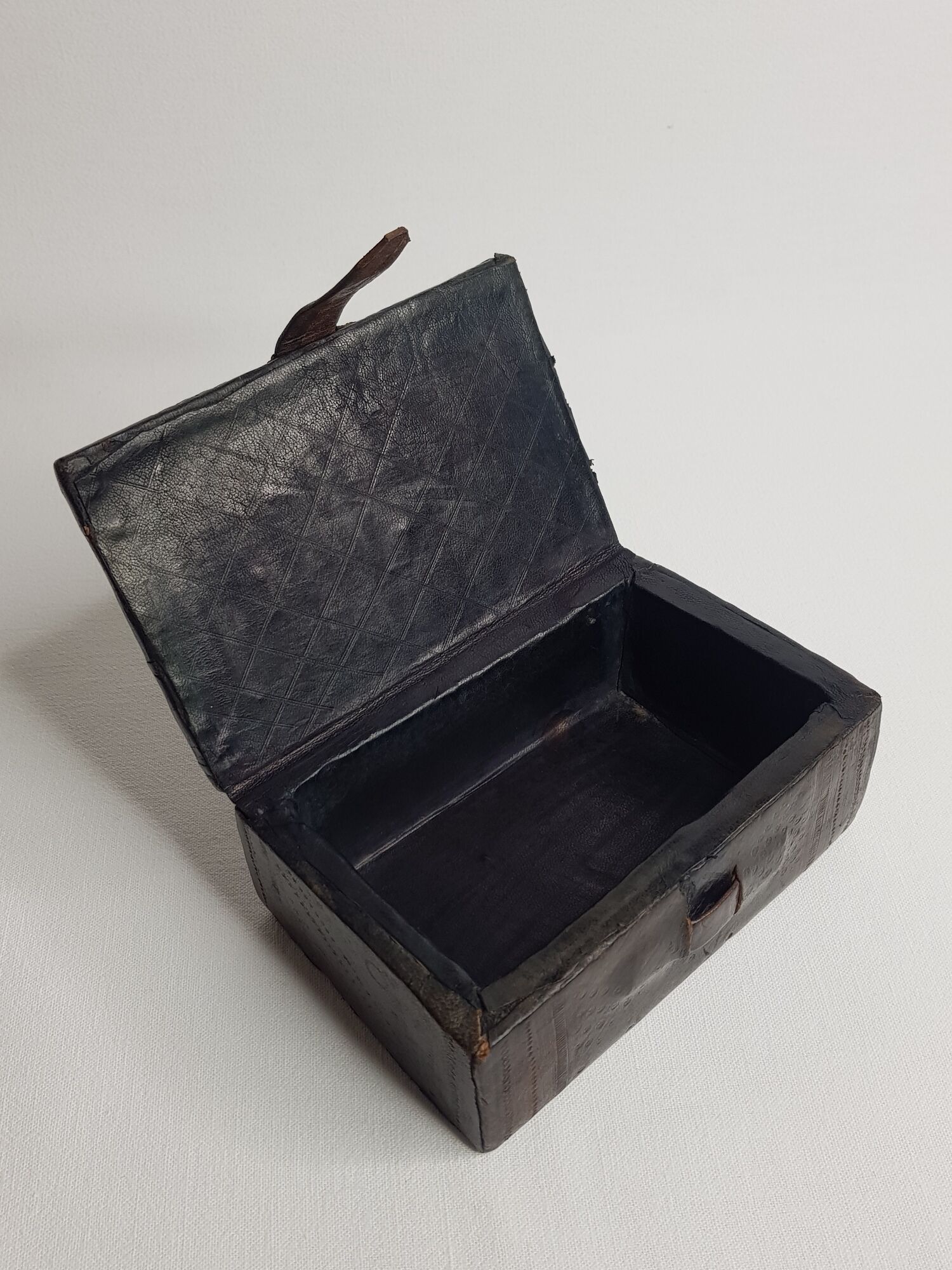 Touareg jewelry box in wood and leather pushed back 13.5 cm