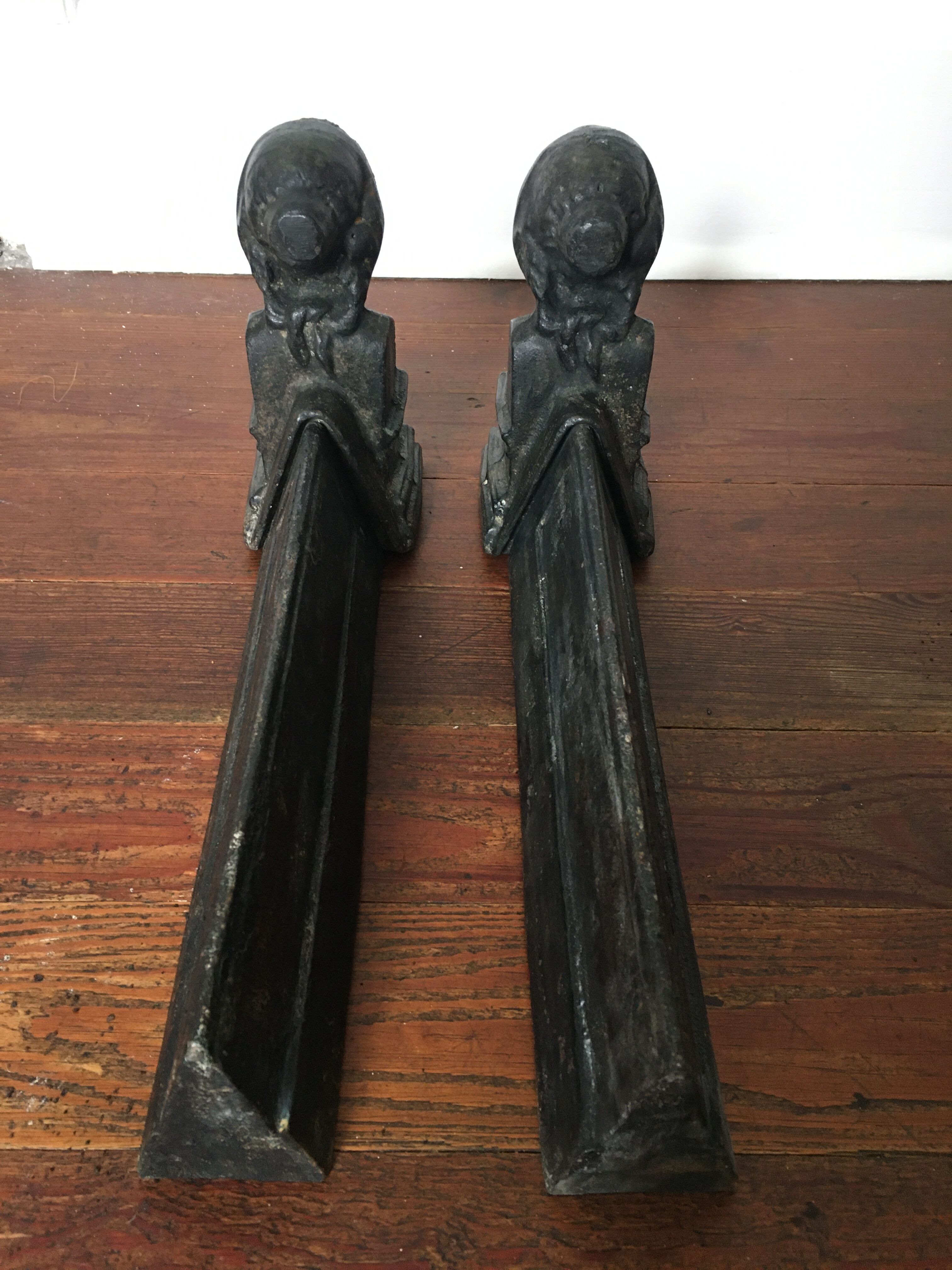 Pair of channels bust Marianne