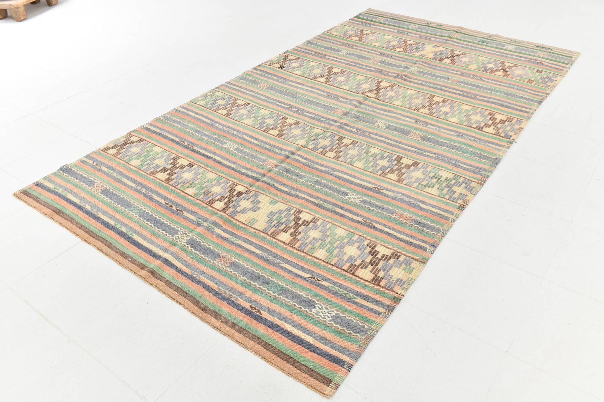 Kilim Vintage Anatolien, Rayures Tribales et Motifs Géométriques Pastel