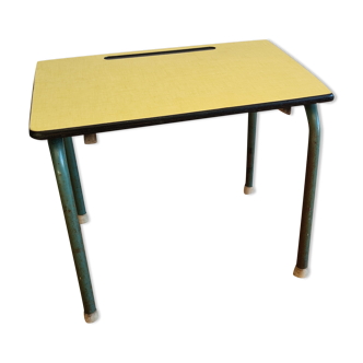 Ancien bureau d'écolier en formica jaune