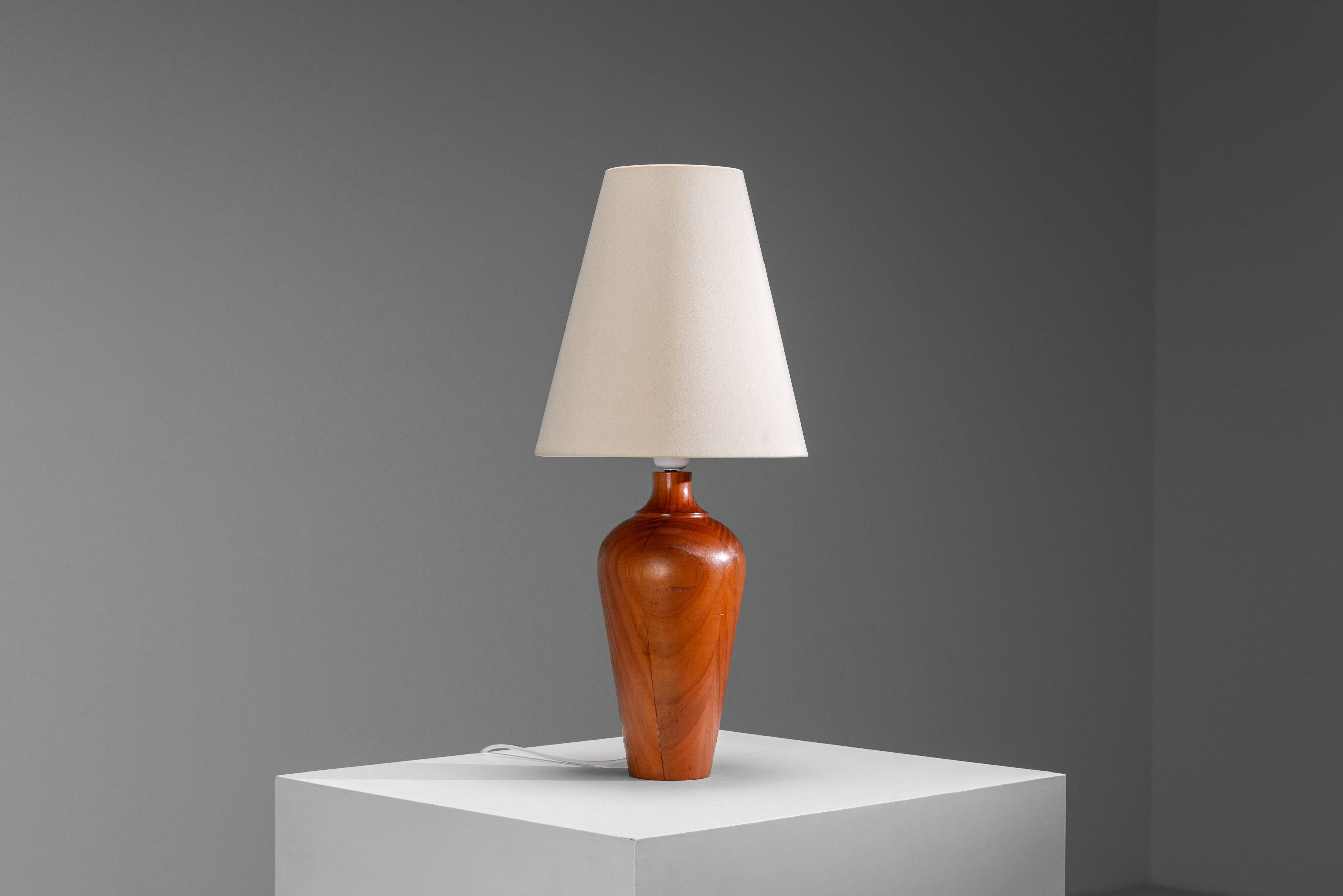 Lampe de table en bois massif avec abat-jour conique