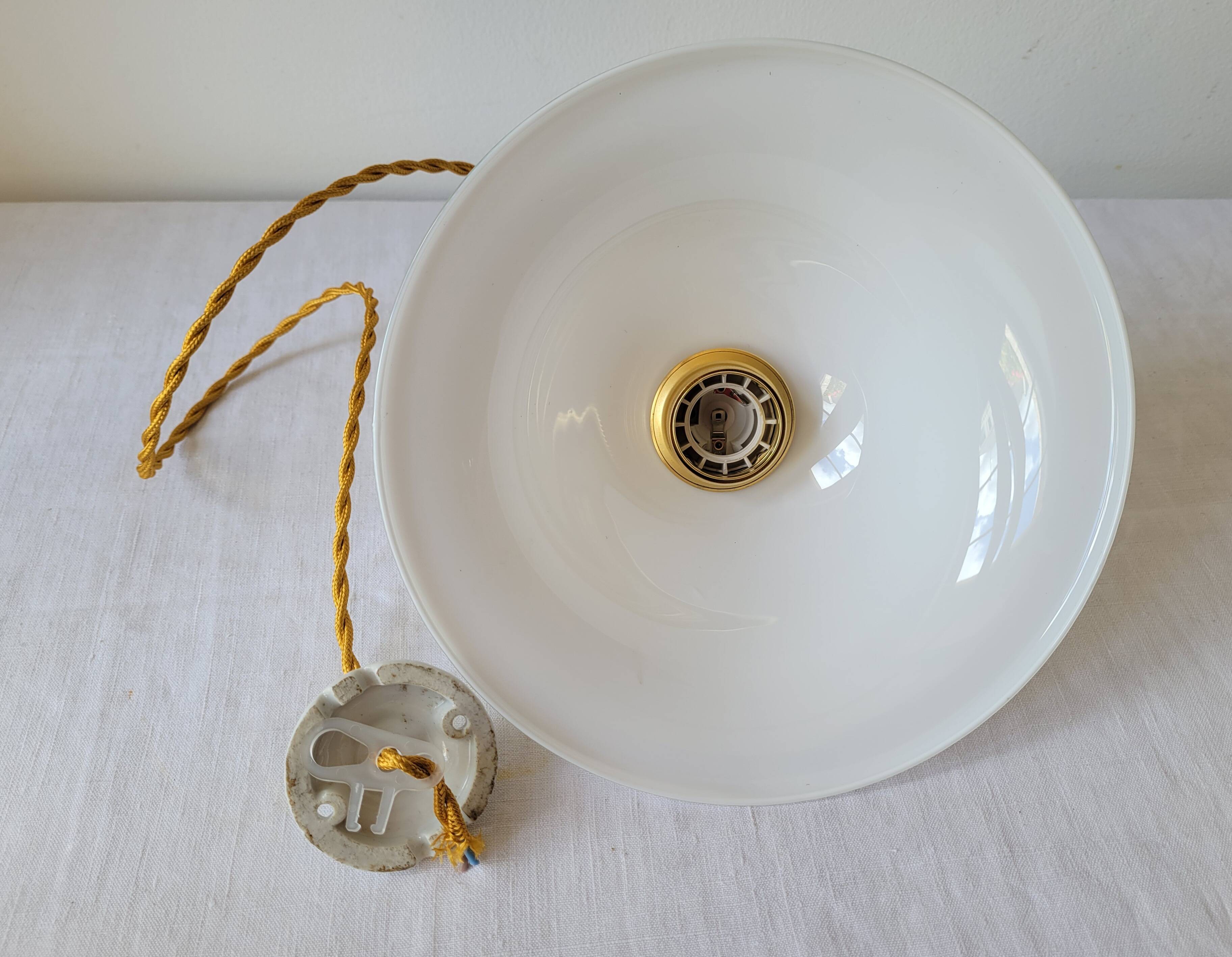 Suspension cloche en opaline blanche