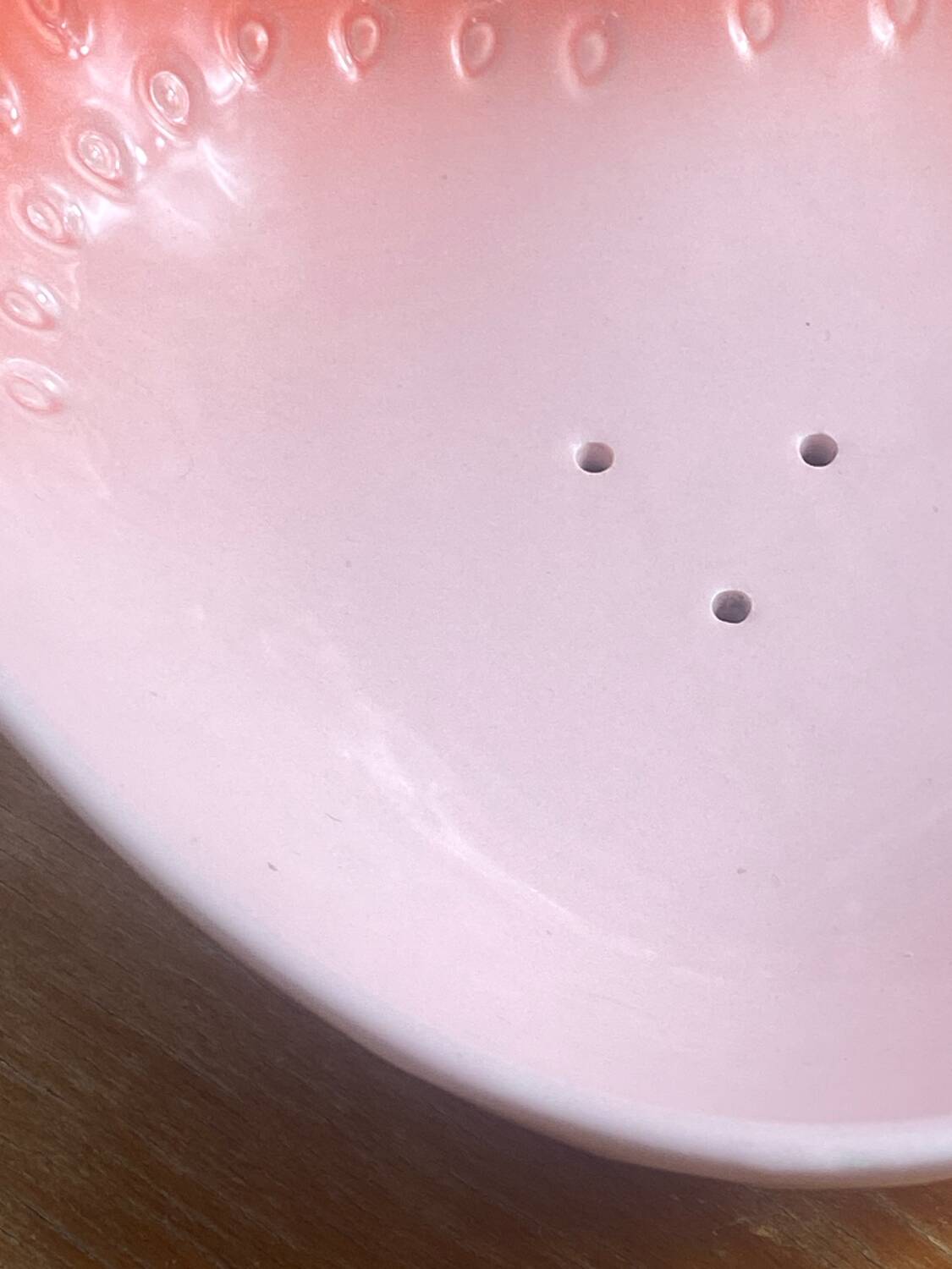 Strawberry-shaped salad bowl in slip