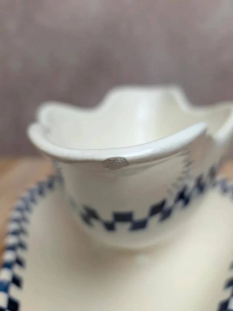 Saucière Terre de fer Salins modèle Damier