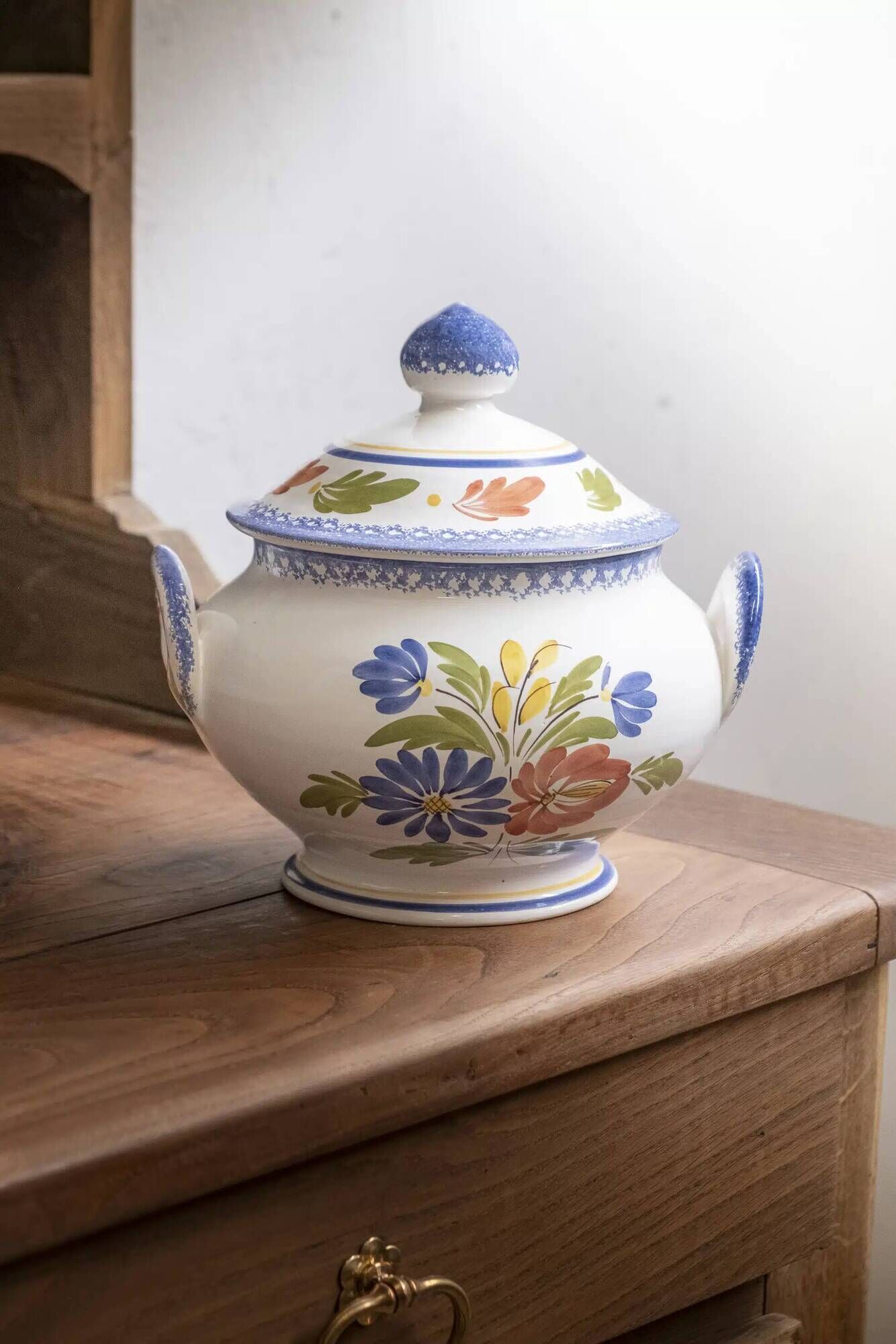 Quimper earthenware soup tureen "Anne"