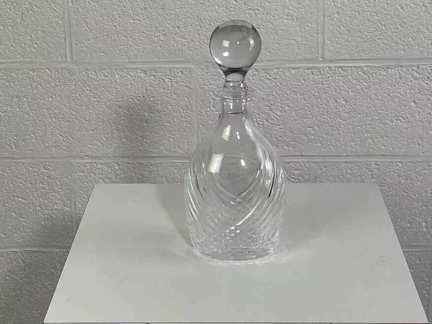 Carafe ancienne en verre sculpté