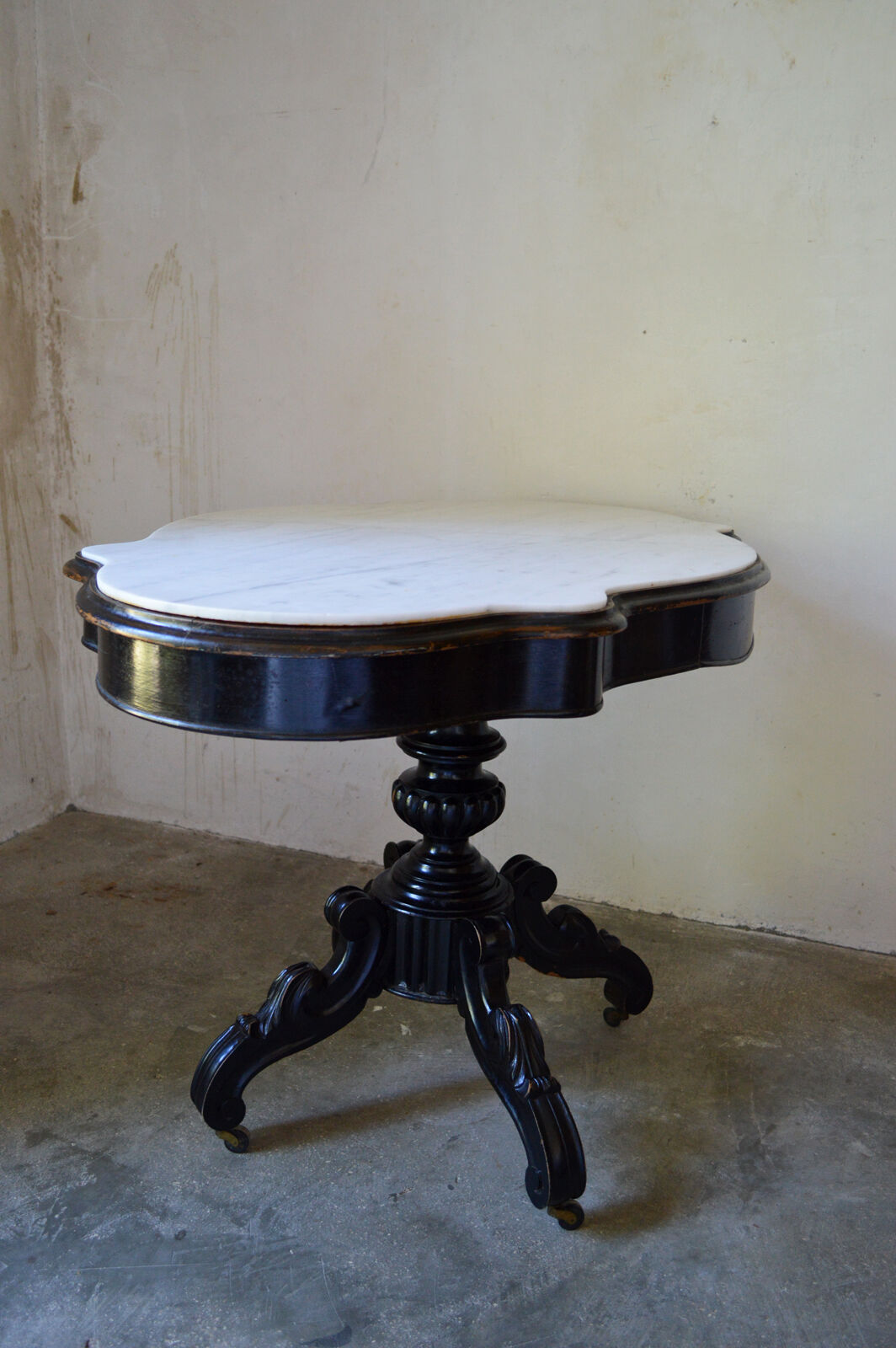 Table violon Napoléon III en bois noirci et marbre blanc, XIXe siècle