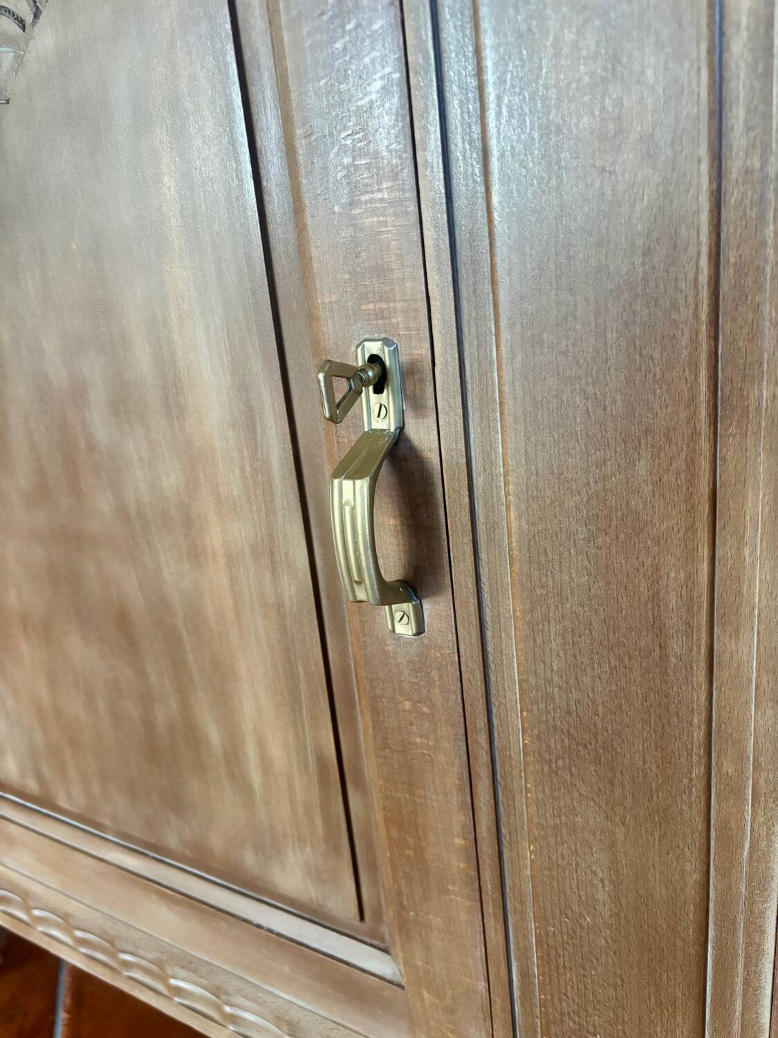 Buffet Art Déco des années 40 en bois massif blanchi – restaurer