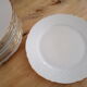 Lot de 11 assiettes plates en porcelaine Bavaria blanches liseré doré décor croisillons en relief