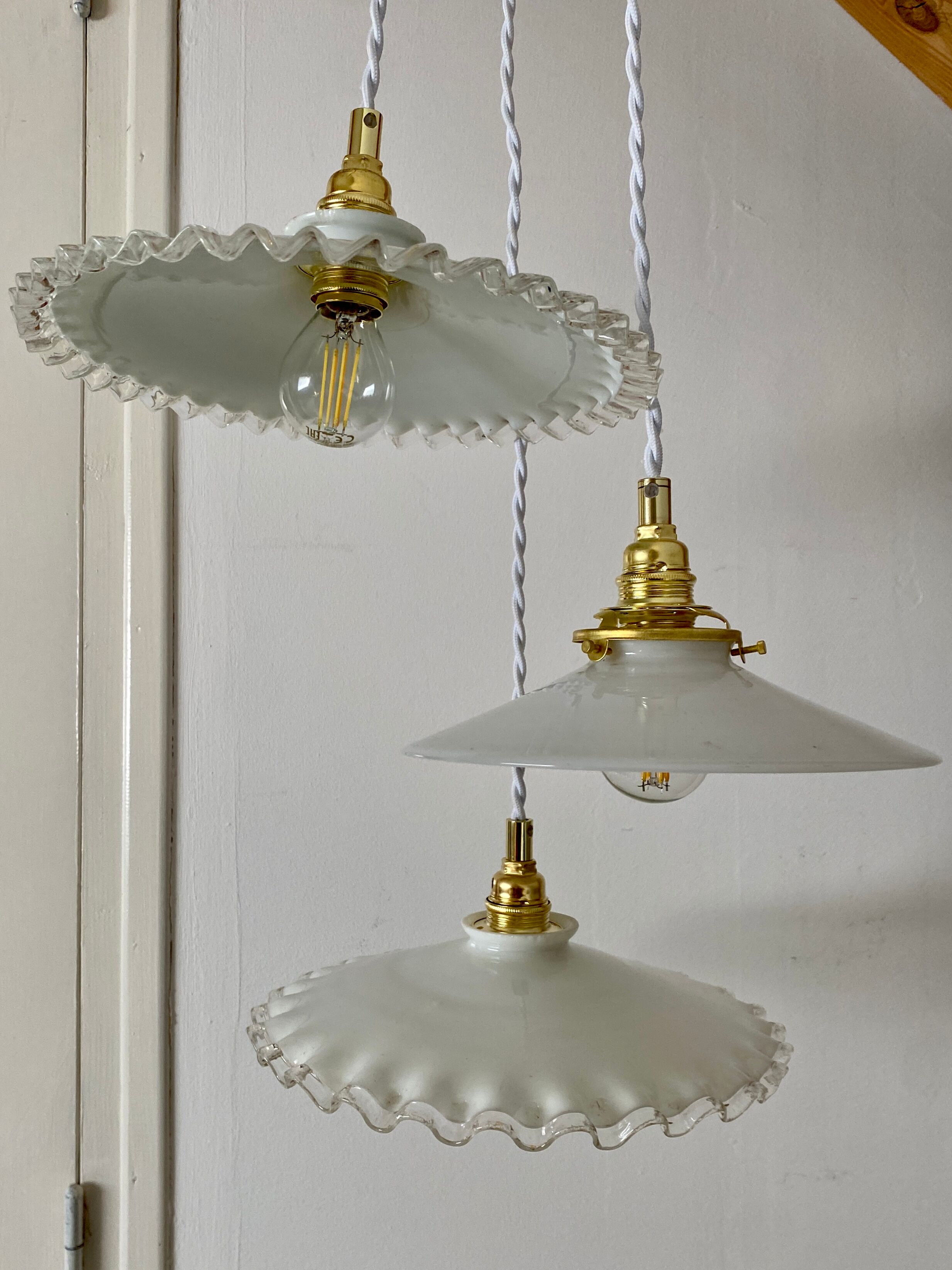 Three-light cascading pendant lamp with vintage white opaline lampshade