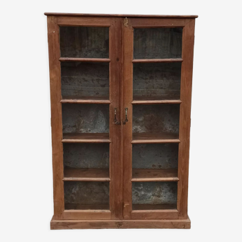 Armoire vitrée en bois avec fond métal