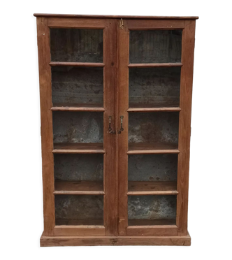 Armoire vitrée en bois avec fond métal