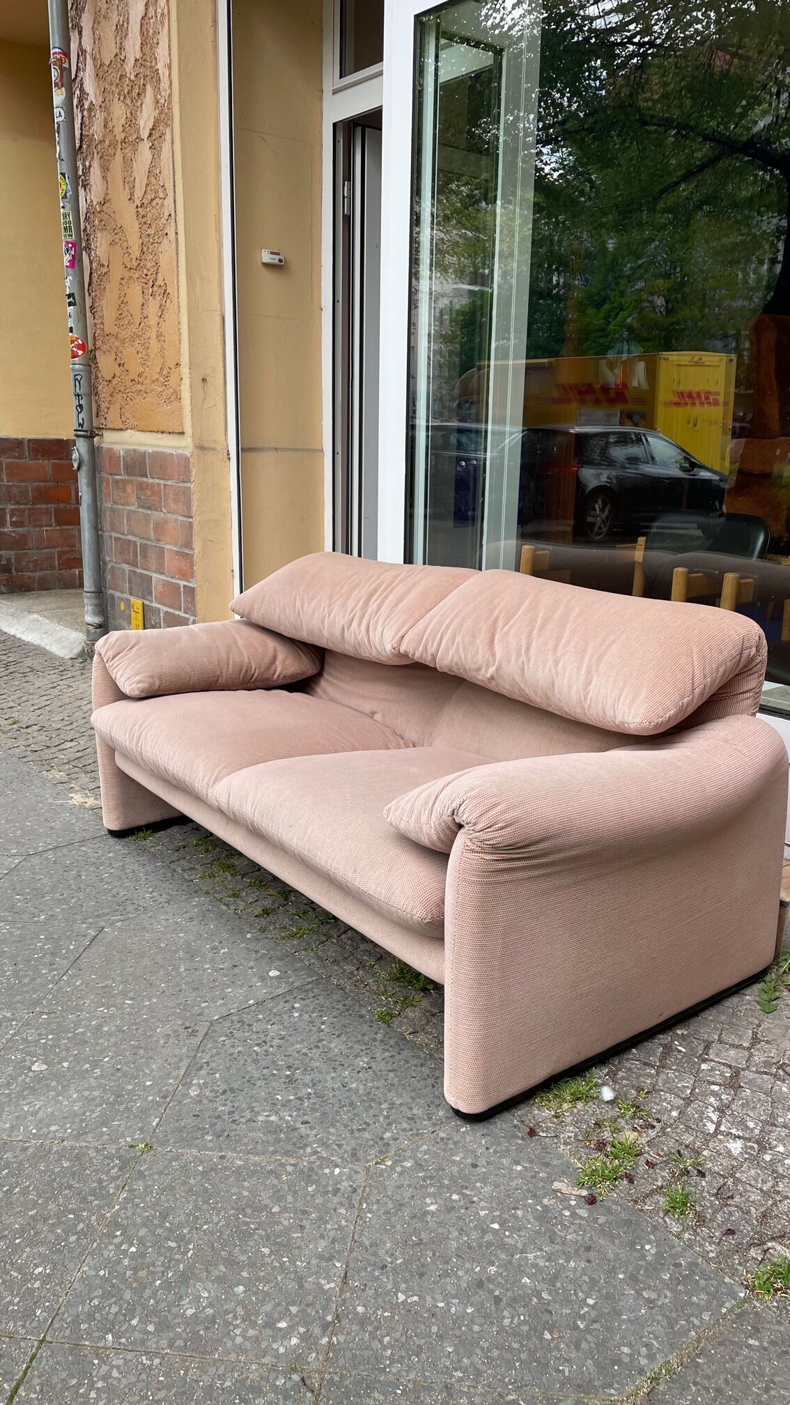 Maralunga sofa of cassina of the 80s design vico magistretti