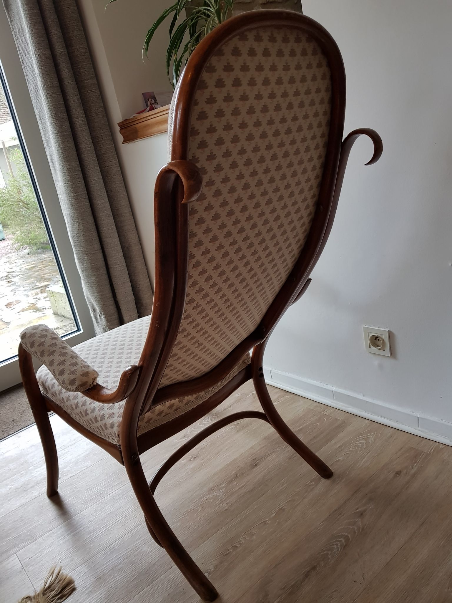 Curved wooden chair at the beginning of THE 20th century