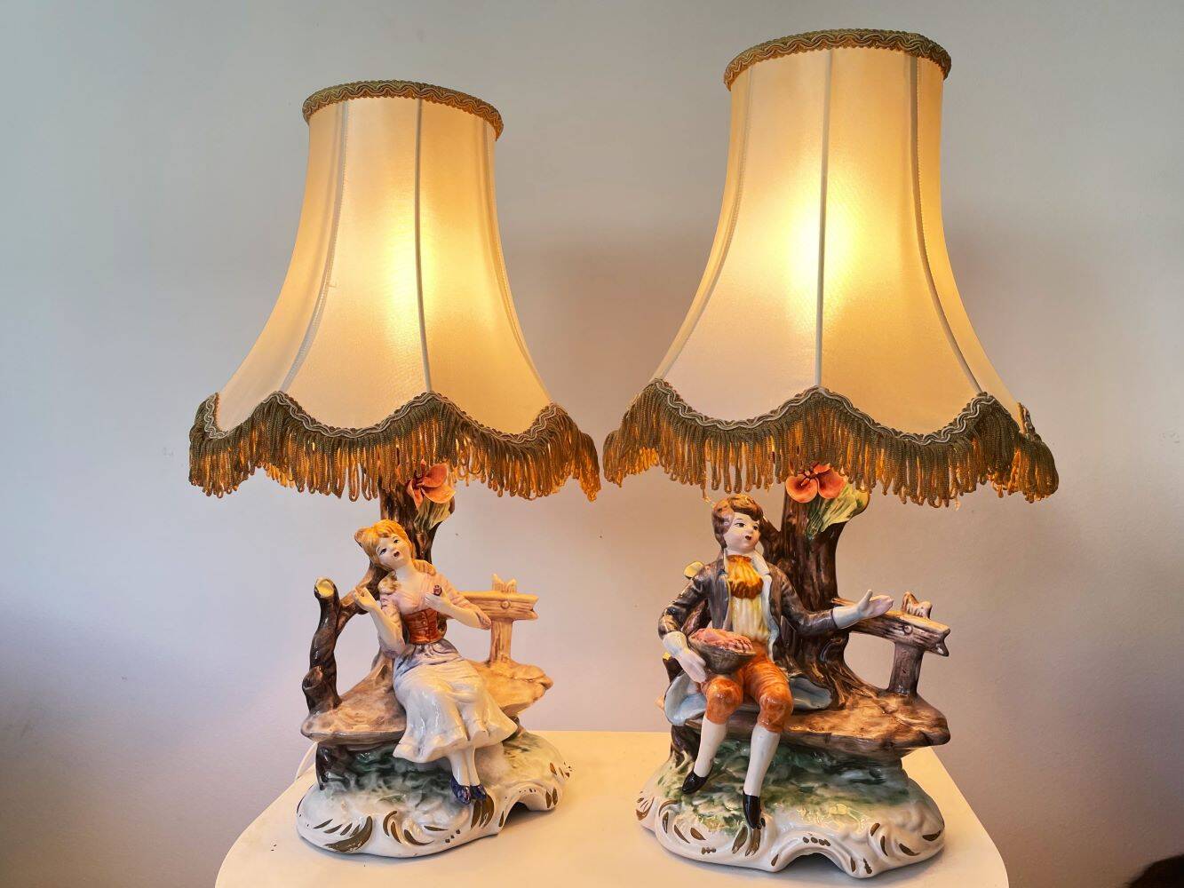 Paire de lampes de table en porcelaine italienne par Capodimonte.